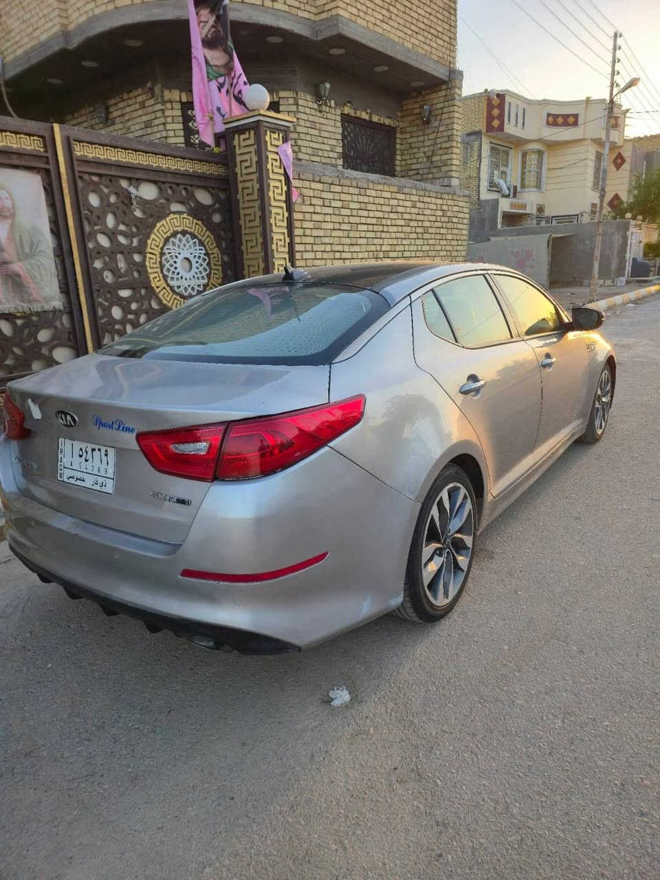 كيا اوبتما 2015 فول مواصفات مكلف بانشر ماعرف اي معلومه تصل

المحرك: 4 أسطوانات سعة 2.4 لتر
القوة الحصانية: 192 حصاناً
عزم الدوران: 245 نيوتن.متر
ناقل الحركة: أوتوماتيكي بـ 6 سرعات (مع إمكانية التبديل اليدوي من المقود Paddle Shifters)
نظام الدفع: أمامي (FWD)
استهلاك الوقود: تستهلك لترًا واحدًا لكل 12.3 إلى 12.5 كم تقريبًا
 تايرات رياضية من الألمنيوم بقياس 18 إنش
السقف: فتحة سقف بانورامية واسعة
المرايا: قابلة للطي كهربائياً مع إشارات انعطاف مدمجة
المقاعد: جلد فاخر، مع دعم خاصية التدفئة والتبريد للمقاعد الأمامية
مقعد السائق: كهربائي التحكم بالكامل مع ذاكرة لحفظ الوضعيات
المقود: متعدد الوظائف مغطى بالجلد، قابل للتعديل (تلسكوبي)
المكيف: أوتوماتيكي ثنائي المنطقة (Dual-zone Climate Control) مع فتحات تهوية للمقاعد الخلفية
الدخول والتشغيل: بصمة ذكية، مع تشغيل المحرك بزر (Push Start)
الشاشة: نظام ترفيهي بشاشة تعمل باللمس قياس 8 إنش مزودة بنظام ملاحة (GPS)
النظام الصوتي: نظام صوتي فاخر من ماركة Infinity
الاتصال: بلوتوث، مداخل (USB/AUX)
الوسائد الهوائية: وسائد هوائية أمامية وجانبية وستائرية للحماية الكاملة
نظام الفرامل: مانع للانزلاق (ABS)، وتوزيع قوة الفرامل إلكترونياً (EBD)
الثبات: نظام الثبات الإلكتروني (ESP) والتحكم في الجر (TCS)
المساعدة على الركن: حساسات أمامية وخلفية مع كاميرا للرجوع إلى الخلف
مراقبة النقاط العمياء (BSM): نظام تنبيه السائق بالسيارات في المناطق غير المرئية
السيارة جاهزة گير ومحرك وحدادية
وارد امريكي ضربتهة الجاملغ الايمن ومقدمة البنيد 
***********
مكاني الناصرية
