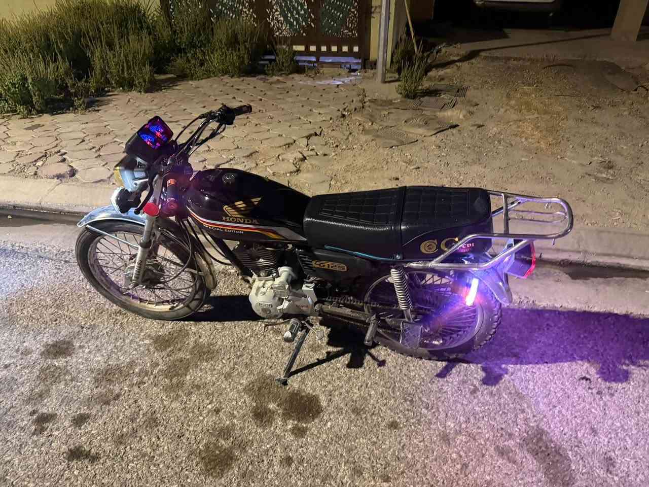 ماطور سيفان للبيع
وايرمينه تانكي دبلات كيجات شاصي ومحرك شرط كلو بشرط وايرمنيه كلها شغاله من الطور لطول وليها سوالف حيل حلوى المكان موصل بعشيقه ما متواجد خاص 
***********
*********** بي واتساب 
سعر 450 وبيها مجال
