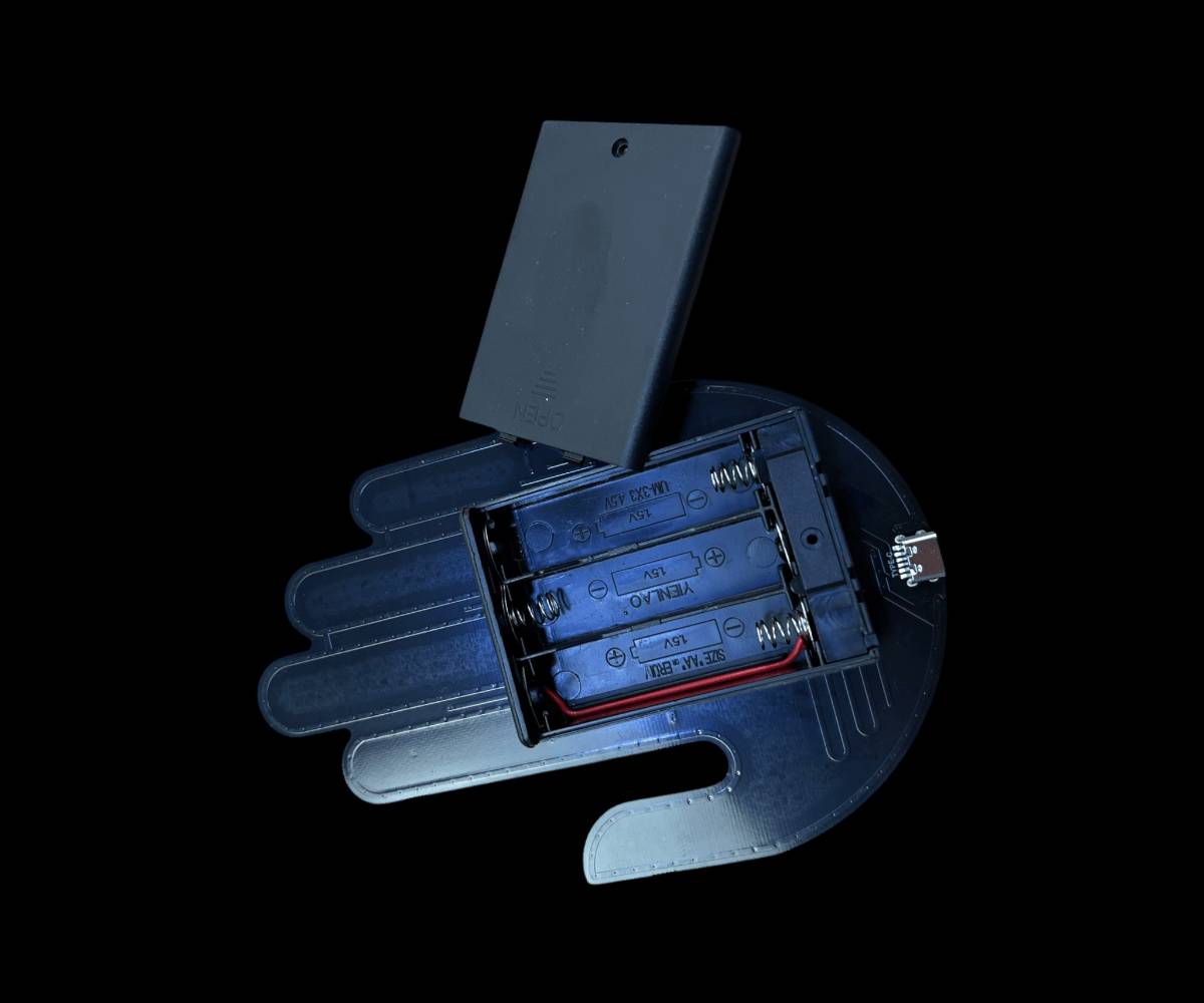يوجد لدينا توصيل لجميع المحفظات العراق 📦🚖

نشرة إضاءة LED بإشارة اليد للسيارات – Fun Gesture Signal

الاستخدامات

تُستخدم لإرسال إشارات واضحة للسائقين خلفك أثناء القيادة، مثل: قف – انتبه – تهدئة – شكرًا وغيرها.

مناسبة للدراجات، السكوترات، والسيارات، لإضافة عنصر أمان ووضوح في الطرق المزدحمة.

فعّالة جدًا أثناء القيادة الليلية أو الأجواء الضبابية لزيادة الرؤية والتنبيه.

يمكن استخدامها كزينة أو إضاءة خلفية تفاعلية تضيف مظهرًا مميزًا للمركبة.

المميزات

تصميم على شكل كف LED مزود بعدد كبير من اللمبات ذات الإضاءة العالية والواضحة.

تحكم كامل عبر ريموت يمكنك من تغيير الإشارات المعروضة بضغطة زر.

مدى ريموت يصل حتى 25 مترًا للتحكم السهل أثناء القيادة.

عدة أوضاع للإشارة(رفع اليد – قف – تنبيه – تموج ضوئي…).

إضاءة قوية Super Bright LED مع استهلاك منخفض جدًا للطاقة.

يعمل بالبطاريات(3 بطاريات AA) بدون أسلاك معقدة.

لاصقات خلفية قوية لتثبيت النشرة بسهولة على زجاج السيارة أو أي سطح أملس.

منفذ Micro USB للصيانة.

هيكل بلاستيكي قوي مقاوم للكسر والخدش.

مناسب لجميع المركبات ولا يحتاج أي تجهيزات كهربائية.

أبعاد الغلاف: 11 × 3 × 17 سم.

محتويات الصندوق

لوحة LED على شكل كف.

جهاز التحكم (الريموت).

3 لاصقات للتثبيت.

غطاء بطارية خلفي.

دليل الاستخدام.

الملاحظات

يعمل على 3 بطاريات AA (غير مرفقة).

يفضّل تنظيف السطح قبل التثبيت للحصول على أفضل تماسك.

لا تُلصق اللوحة على الأسطح شديدة البرودة كما ذُكر في دليل التشغيل.