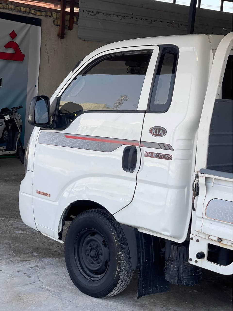 السلام عليكم بنكو نثيه 2700 مفتوح السيارة جاهزة وكلشي شغال بيه تخم تاير جديد وحداديه نص عمر والتبريد شغال ثلج تحويل ثاني يوم بسم المشتري ياخذه كامه مصفرة السعر 95 وبيه مجال حك الجيه السياره مكفوله ما عده بس الدوس وشبر من الباب بس معمرينه رقم الهاتف *********** يوجد واتساب البصرة, العراق
