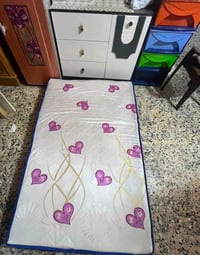 عندي هذا الدوشك نضيف إسفنجي نضيف رايده ٣٠ الف الرقم واتساب 07856261397