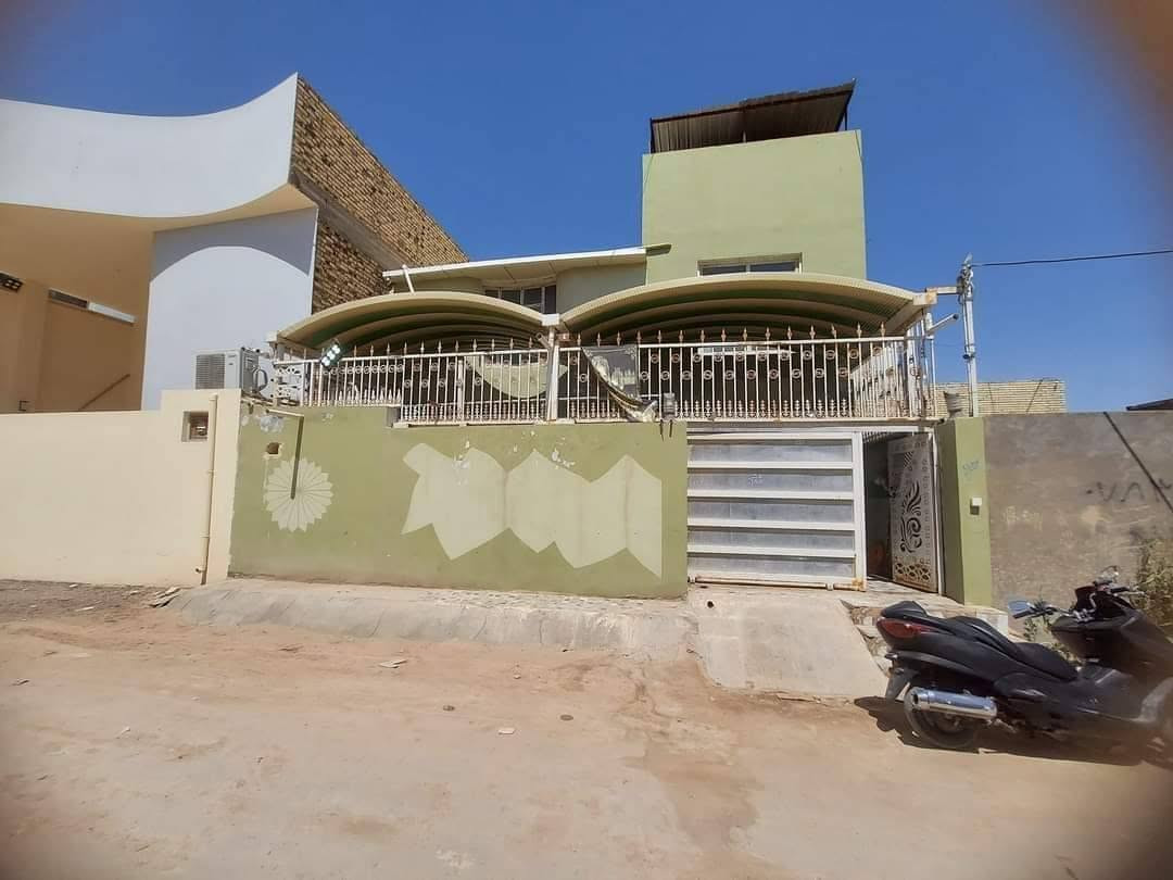 دار للبيع مساحة ١٤٠ متر طابقين يحتوي على طارمة جبيرة 
استقبال صالة ومطبخ ومكشوفة وغرفة صحيات داخلية وخارجية الطابق الثاني ٣ غرف نوم وصالة وحمام 
العنوان شارع المطار الجديد قرب قاعة الياسمين سعرة ٩٠ وبي مجال الاستفسار ***********
***********
