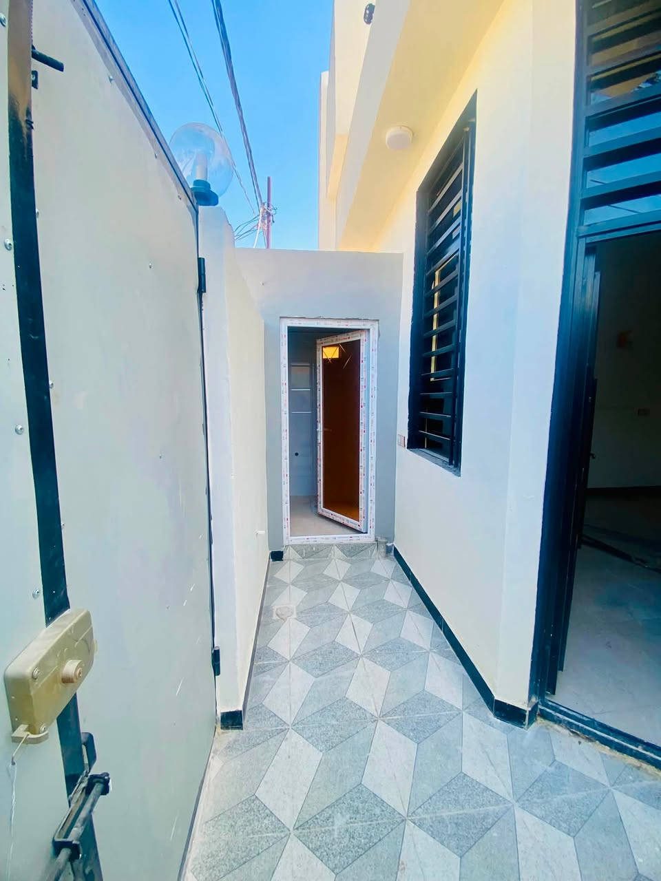 سلام عليكم
بيت 🏠 للبيع مساحه100متر

طابو زراعي 

بيت جديد ما مسكون غرفه +صاله+مطبخ +استقبال 

حمامات
بناء طابوق  أساس سقف صب كونكريت مركزي

سعر 41مع مجال 💸 

جميع الخدمات متوفر كهرباء +ماء+شارع 10م

شارع صب عمود ٣٢١قريب ع سوق 

***********للاتصال 

***********واتساب
