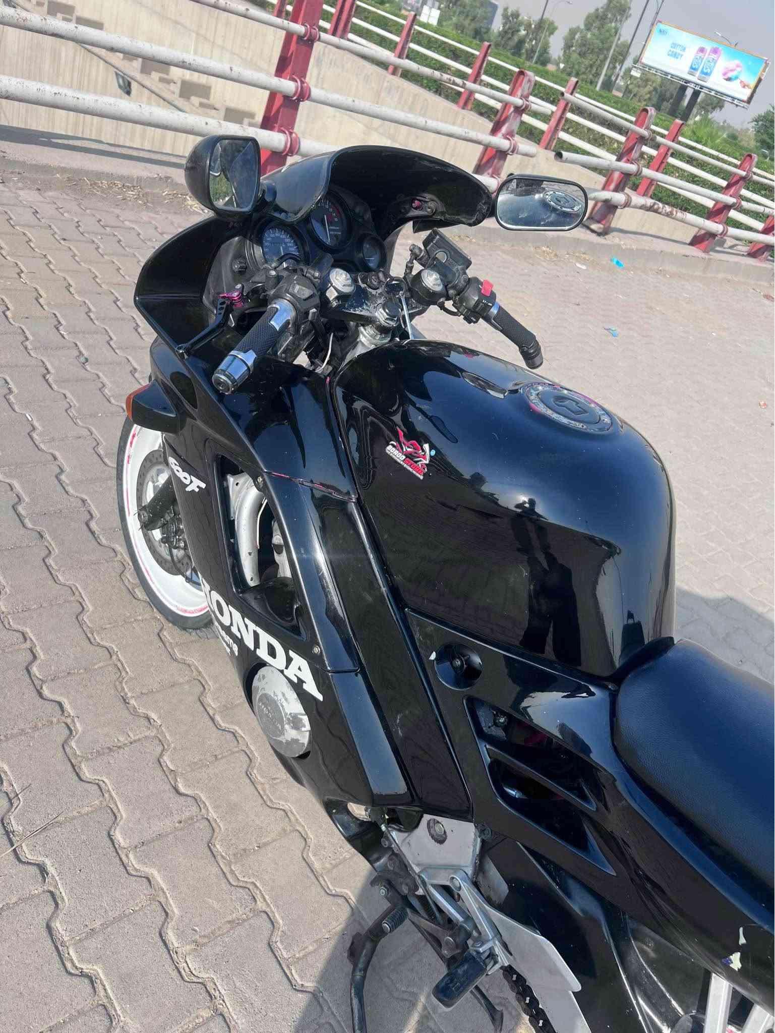 سبی ئار ٦٠٠ئێف تەیارەی سەر جادە گێرو مەکینەو کارەبای بەشەرت دوکەلو بخوارو سەوتی نیە سحری دەوەرقەو مەجالێکی برایانە شوێن هەولێر *********** أربيل, العراق
