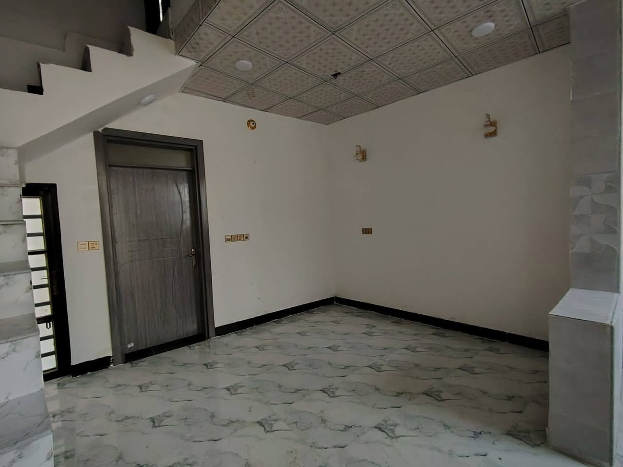 الدار بيع مساحة ٥٠متر مقابل ملحق قريه السعر ٢٠ الاتصال ***********
