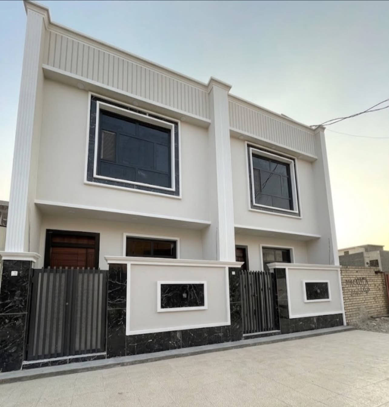 🎷 إعلان رقم 30 

🔴 مكتب ثامر للعقار 🔴 

🏠 فرصة استثمارية وسكنية مميزة في الدورة (البوعيثة)! 🏠
للبيع: بيتان حديثان متجاوران (كل بيت بمساحة 50 متر مربع)
(يمكن شراء بيت واحد أو البيتين معاً - خيار مثالي للسكن أو الاستثمار)
✨ المواصفات:
 المساحة: 50 متر مربع لكل بيت (واحد مجاور الثاني).
 التصميم: بناء حديث وعصري بأعلى المواصفات وواجهة مميزة.
 الوضع: جاهزان للسكن الفوري.
 الموقع: بغداد - الدورة / البوعيثة - مجمع العدل.
📍 العنوان: الدورة - البوعيثة (مجمع العدل).
📞 للاستفسار والحجز، يرجى التواصل عبر الهاتف أو الواتساب:
 📱 *********** (اتصال + واتساب)
 📱 *********** (اتصال + واتساب)
⚡
