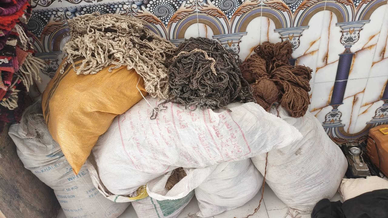 السلام عليكم سجاجيد نظيفه للبيع وغزل للاستفسار أكثر الاتصال على رقم ***********
