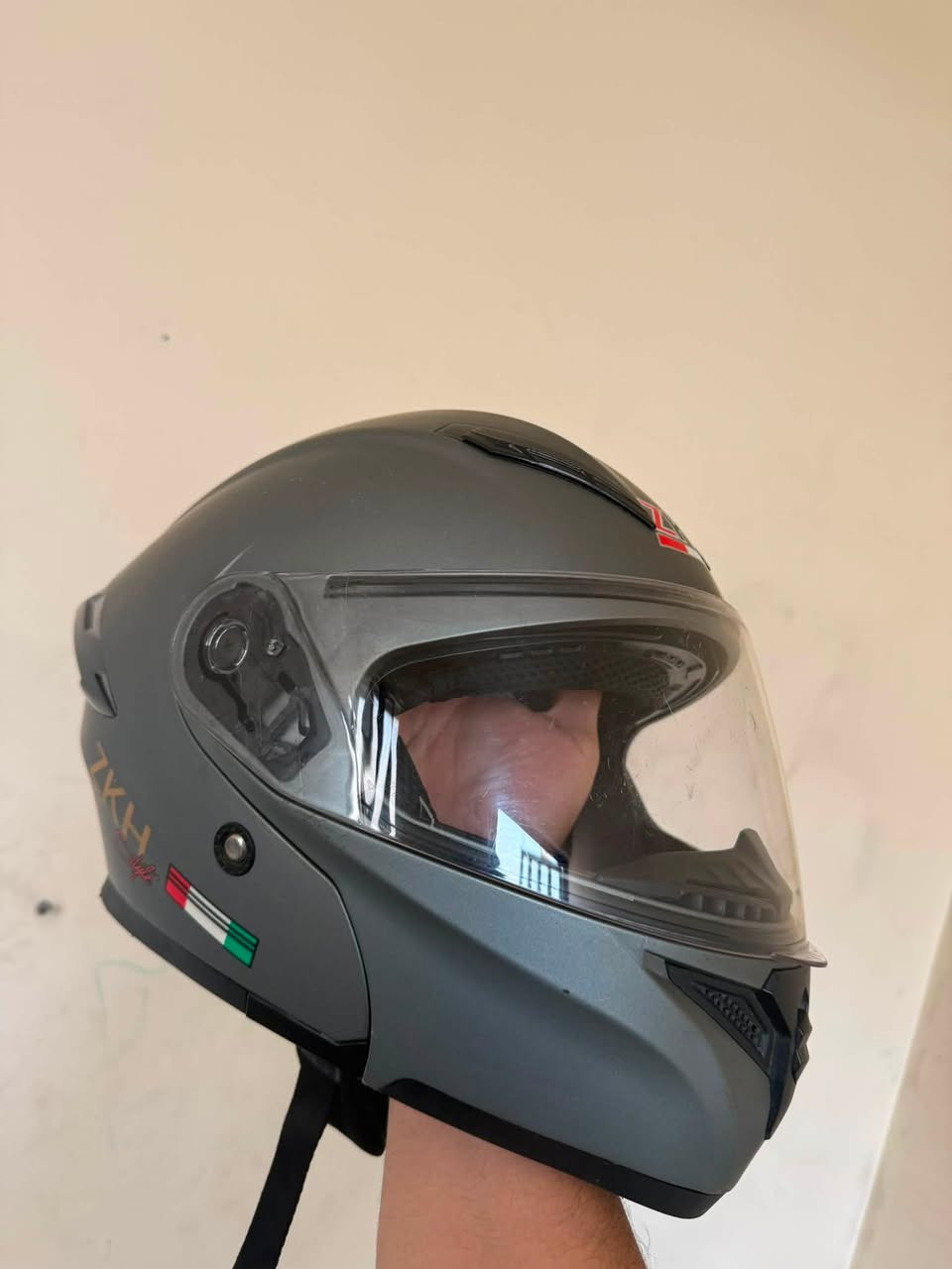 السلام عليكم خوذه فج قلاب جامتين نضيفه فقط شخط ب جامه +صندوق قماش نقصه بسيط بس نضيف كلش بس حبل مكطوع بي مكاني بغداد اعضميه ثنينهن ب 40رايدهن بيعه وحده متوفر واتساب ***********
