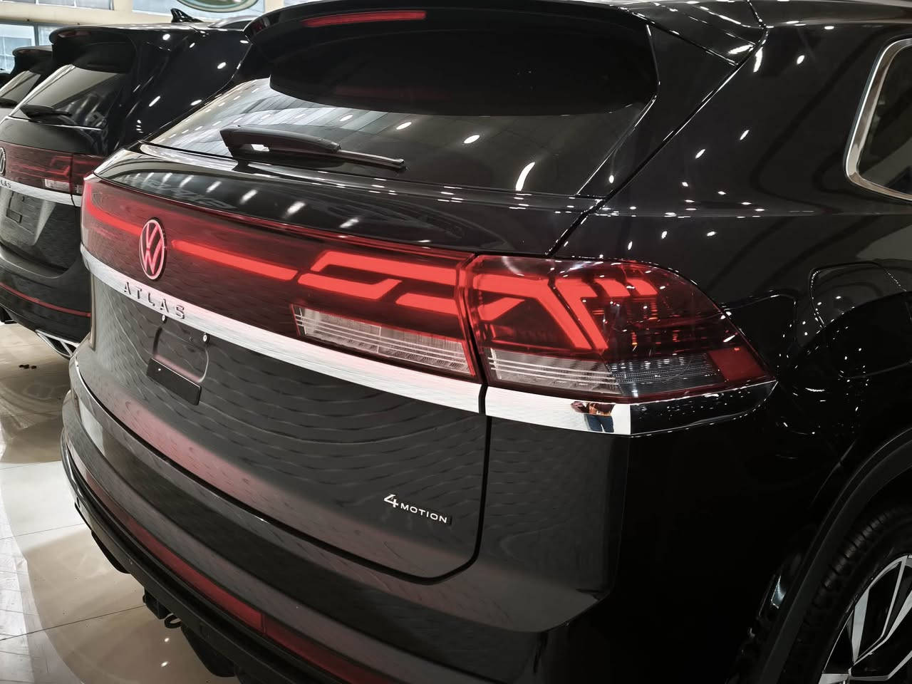 Volkswagen Atlas cross sport SEL Premium R-Line 2025مودیل
عداد المسافة : 13 الف مایل 
السیارة بدون صبغ و تبدیل 

اعلی المواصفات  SEL premium Rline 1/1 :
سقف بانوراما
داتاشو 
بصمة تشغيل
بصمة أبواب
تشغيل عن بعد (Remote Start)
صندوق شفط كهربائي
رادار أمامي (تحديد مسار)
رادار جانبي (نقاط عمياء)
رادار خلفي (تحذير من الاصطدام)
كاميرات محيطية 360°
سستم سماعات FENDER
تحكم وضعيات القيادة Drive Modes 
اوتو بارك Auto Park
تبريد مركزي لمس
كشنات ميموري
كشنات جلد
کشن تدفئة و تبرید
هاند بريك بصمة
Android Auto 
Apple Car Play 
مانع انزلاق+ABS
شاشة كبيرة لمس
حساسات خلفية+ كاميرا 
تحكمات استيرن
اوتو ستارت Auto start 
اوتو ستوب Auto Stop 
وبقية المواصفات المعروفة
‎‏‎ 
مکان سیارة اربیل
‎‏‎سیارة بدون رقم تترقم شمالي 
‎‏‎‏‎للاتصال والاستفسار
‎☎️کورك ***********
