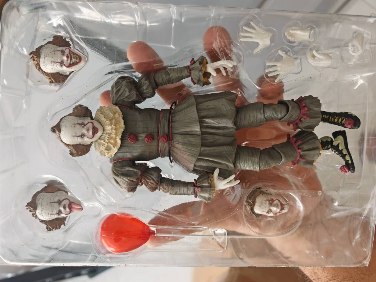 IT: Chapter Two – Pennywise Action Figure 🎈
مجسم عالي التفاصيل لشخصية Pennywise من فيلم IT: Chapter Two، بتصميم دقيق وطلاء مميز يجسد أكثر تفاصيل الشخصية رعبًا.
✨ المحتويات:
4 رؤوس قابلة للتبديل.
عدة أيدٍ قابلة للتبديل.
البالون الأحمر الشهير.
مفاصل حركة متعددة لعمل وضعيات مختلفة.
مناسب لهواة جمع المجسمات، عشاق أفلام الرعب، وللعرض في المكتب أو غرفة الألعاب.

تفاصيل واتساب ***********
