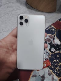 ايفون 11 برو ماكس ذاكره256 لون ابيض نضيف كلش بطاريه بلاديه 74 ميصرف اب...