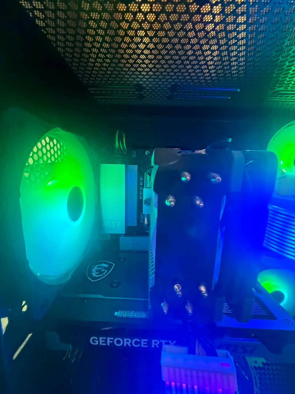 السلام عليكم تجميعه للبيع مواصفات ⬇️
CPU AMD R5 7600X TRAY
MSI MB B850M-P PRO WIFI
XPG RAM DDR5 16GB 6000MHZ LANCER BLADE RGB
MSI VGA RTX 5060 TI VENTUS 2X OC 8G PLUS
MSI CASE FORGE 130A AIRFLOW BLACK 
THERMALTAKE POWER SUPPLY 650W LIFE POWER RGB
THERMALTAKE COOLER CPU UX480 BLACK
A-DATA HD SSD M.2 1T TB LEGEND 710
A-DATA HD SSD M.2 512 TB LEGEND 710
مواصفات الشاشات ⬇️

AVETRON MONITOR G2711 S
* 🖥️ الحجم: 27 إنچ
* 🎨 اللوحة: IPS
* 📺 الدقة: 1920×1080 Full HD
⚡ التحديث: 180Hz
Samsung F22T454FQN — T45F
* 📏 الحجم: 22 إنچ
* 🖥️ الدقة: 1920×1080 Full HD
* ⚡ التحديث: 85Hz
* 🎨 اللوحة: IPS

مواصفات UBS
UPS Farber Online
* الموديل: FA-UPSC-24V-1KVA-1PH
* القدرة: 1000VA / 900W
* النوع: Online
* دخل: 220–240V
* خرج: 220–240V
* فاز واحد
* بطاريات: 24V
* مخارج AC
* USB + RS232
* Intelligent Slot
* مناسب للـ PC والأجهزة الحساسة
UPS LamaSsu LE1500
* الموديل: LE1500
* القدرة: 1500VA / 900W
* النوع: Offline
* دخل: 145–275V
* خرج: 220–240V
* فاز واحد
* حماية من ارتفاع وانخفاض الفولت
* مخارج AC
* مناسب للـ PC والأجهزة الإلكترونية
  
اخت الجديده مع كامل الملحقات مستعمله شهرين مع وصل شراء. 
واتساب للتواصل ***********
السعر 2500 وبيها مجال للشراي
