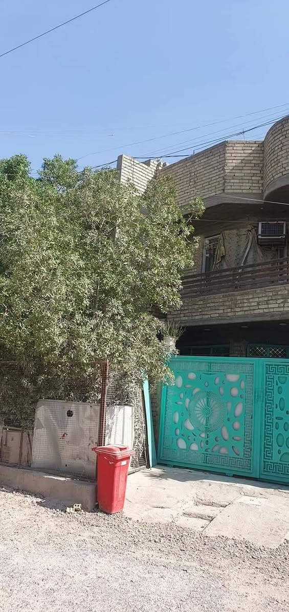 مرحبا 👋 
 بيت للبيع مكانه العبيدي شارع الرئاسه الملحق مساحته ١٠٨ ٦في١٨ ثلاث طوابق مقابيله تشجير بيت زراعي ركن 
للتواصل *********** او مراسله 
بيت جديد ونضيف مناسب متوازين ع بيع
