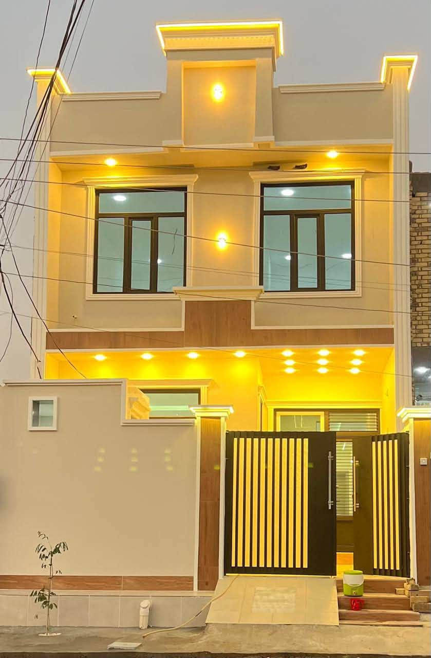 بيت للبيع قرب اسواق الصفوه
على شارع ٢٠ 
المساحه ١٢٥ حر غير مطلوب
بناء جديد ٢٠٢٦ كونكريت غير مسكون.
١ـ يتكون الطابق الاول من
طارمه ومطبخ واستقبال وصاله وغرفه ومنور وصحيات داخليه وخارجيه
٢ـ الطابق الثاني
 غرفتين وصاله وحمام كبير
وسطح اول
موقع مرتب شارع ٢٠ متر🌱
***********📞
