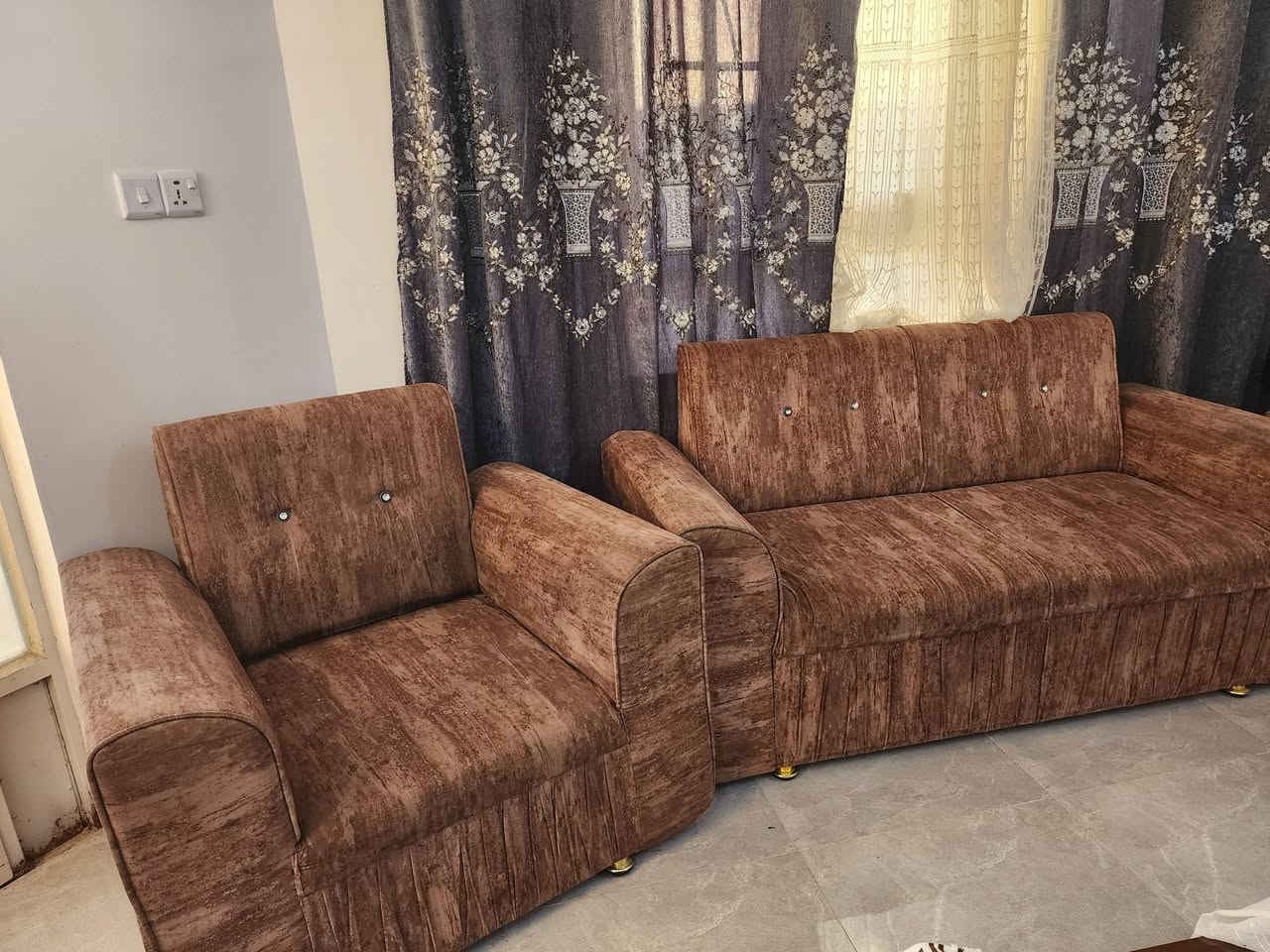 للبيع ..
12 مقعد 2  ثلاثيه و2 وسطيه 

و2 كراسي..

نظيف بدون أي ضرر . 

نجارة سامراء .

السعر 375 الف .. 

موبايل .. ***********
