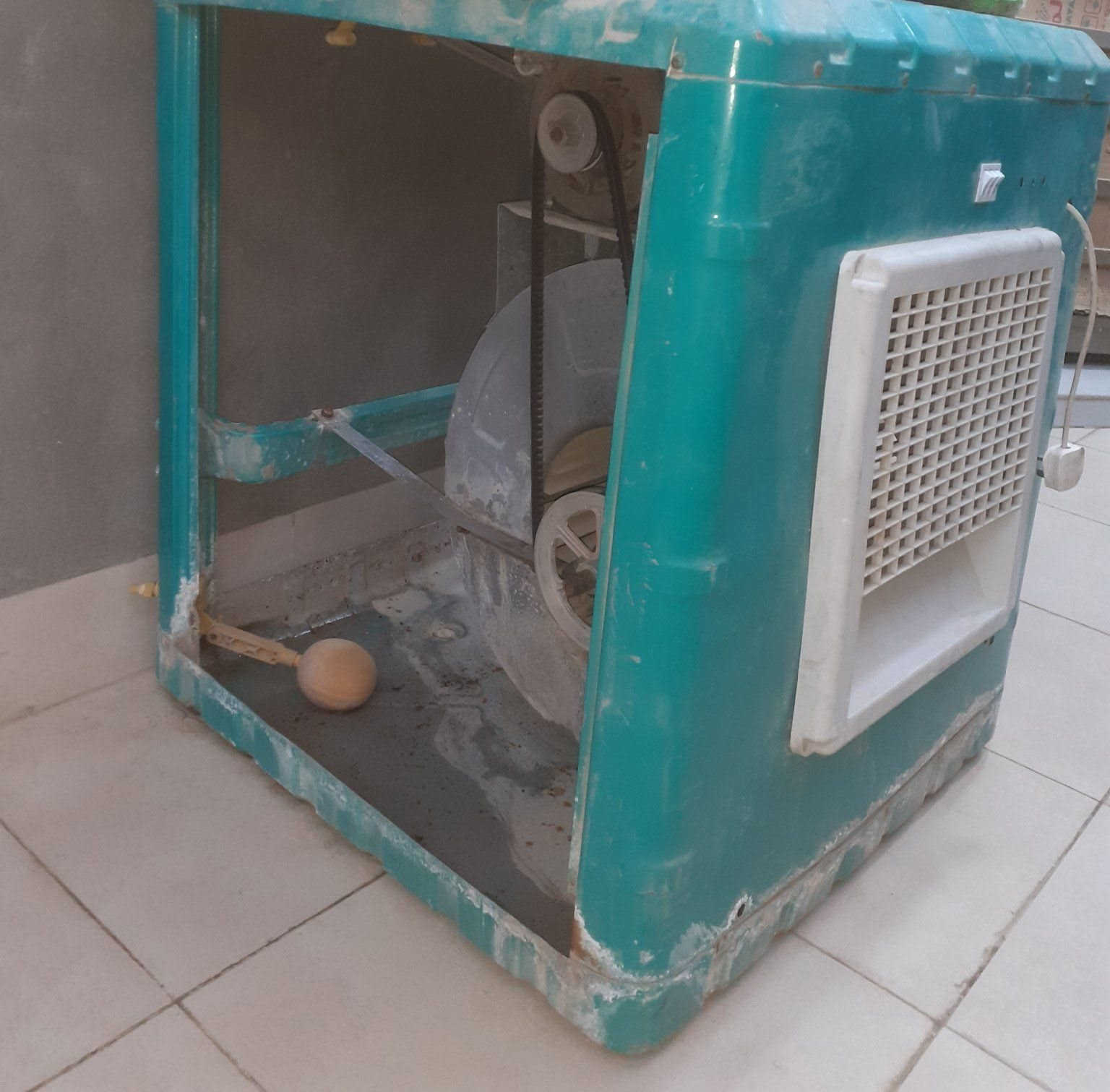 السلام عليكم 
مبردة نظيفه جدآ للبيع حجم وسط 
*********** واتساب
