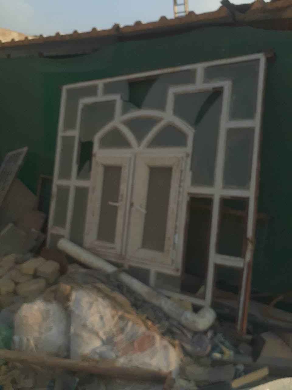 من رخصت مدير الكروب المحترم 
باب محل دفتريه ٤طلاكات حديد 
٢ شباك كبير وصغير بيع 
 مستعجل مكاني
مكاني نجف حي القدس ***********
