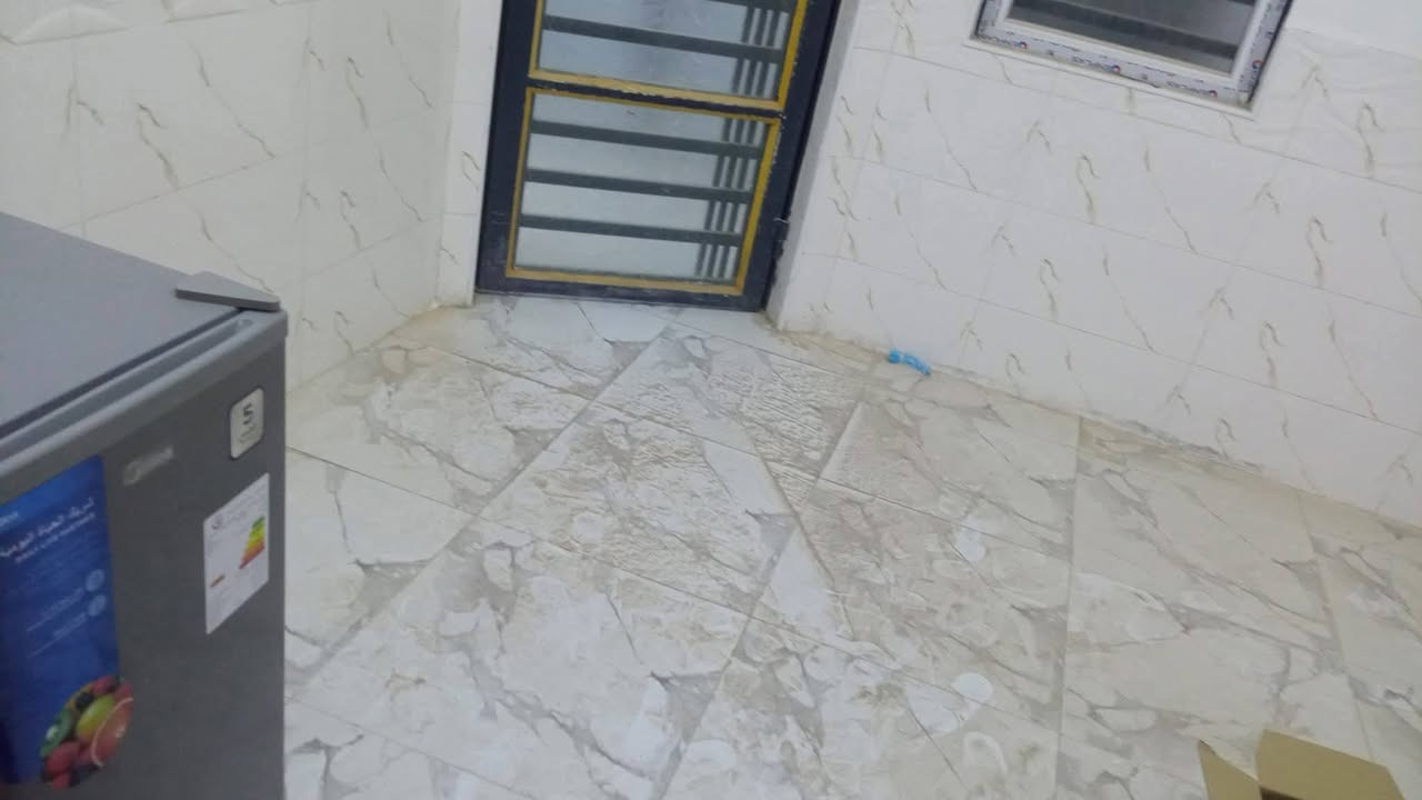 حله ورديه قرب مستشفى الكفيل مشتمل مساحه 100 متر غرفه صحيات داخليه خارجيه استقبال صاله بي سطحين بالإمكان بناء غرفه فوك كامل جاهز للسكن الاستلام فوري سند 25 للإستفسار الاتصال على الرقم *********** سعر 55 وبي مجال

