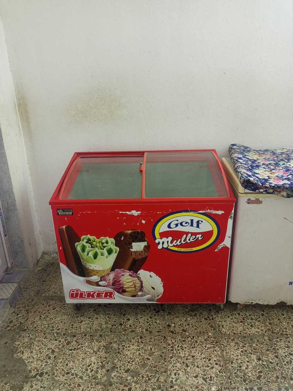 للبيع 
عارضه مجمده 
وعارضه جام 
***********
