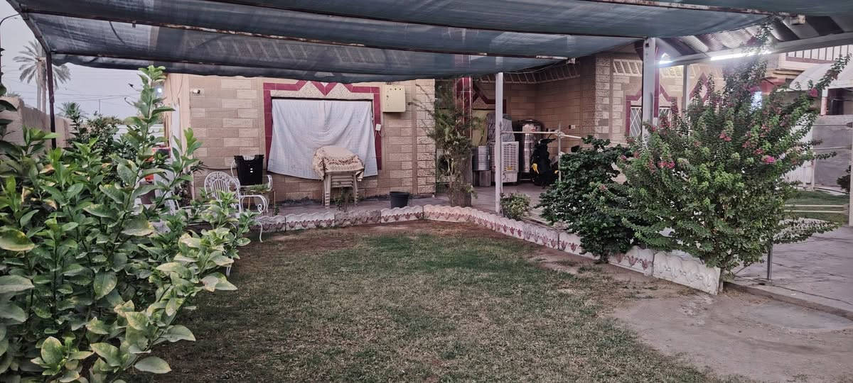 سلام عليكم دار للبيع عقد زراعي 117 مساحه البيت 400 + قطعه ارض 380 يتكون البيت من مطبخ خارجي +مطبخ داخلي +صاله +3غرف نوم احد الغرف سويت +استقبال +حمام السعر 150 قابل للتفاوض للاستفسار اتصل *********** مكان ابي غريب حميد شعبان
