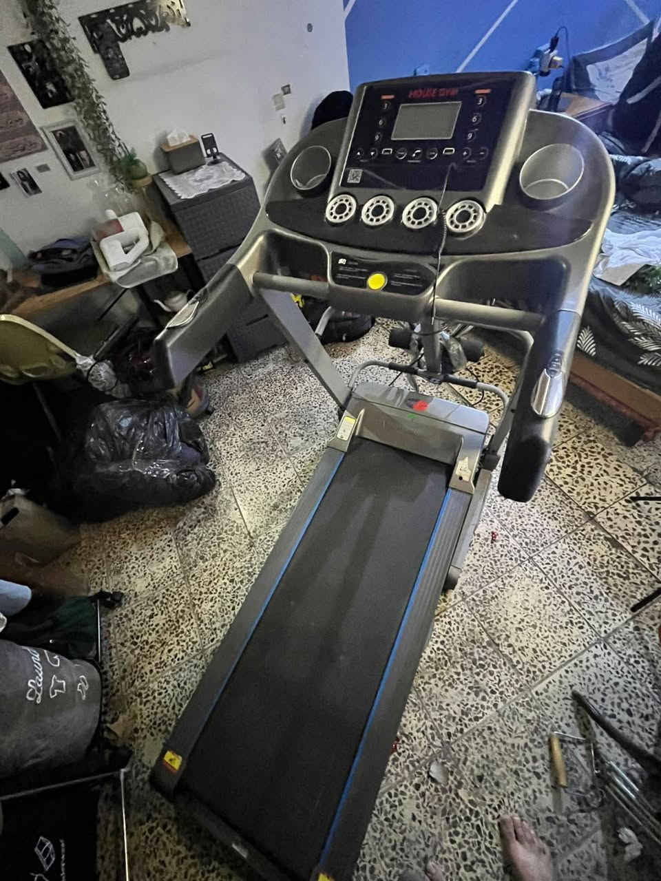 للبيع جهاز مشي كهربائي House Gym بحالة ممتازة جدًا،
الجهاز مستخدم مرتين فقط وبعدها انترك وما صار عليه استخدام.

الجهاز مناسب للبيت والرياضة اليومية، وتصميمه قوي ومرتب، وحالته حسب الصور نظيفة وشبه جديدة.
💰 السعر: 300 ألف دينار فقط
📍 الجهاز موجود في بغداد
📞  ***********
البيع بسبب عدم الاستخدام، مو بسبب عطل.
اللي يريد جهاز نظيف وشبه جديد ويوفر على نفسه سعر الجديد، يتفضل يتصل.
