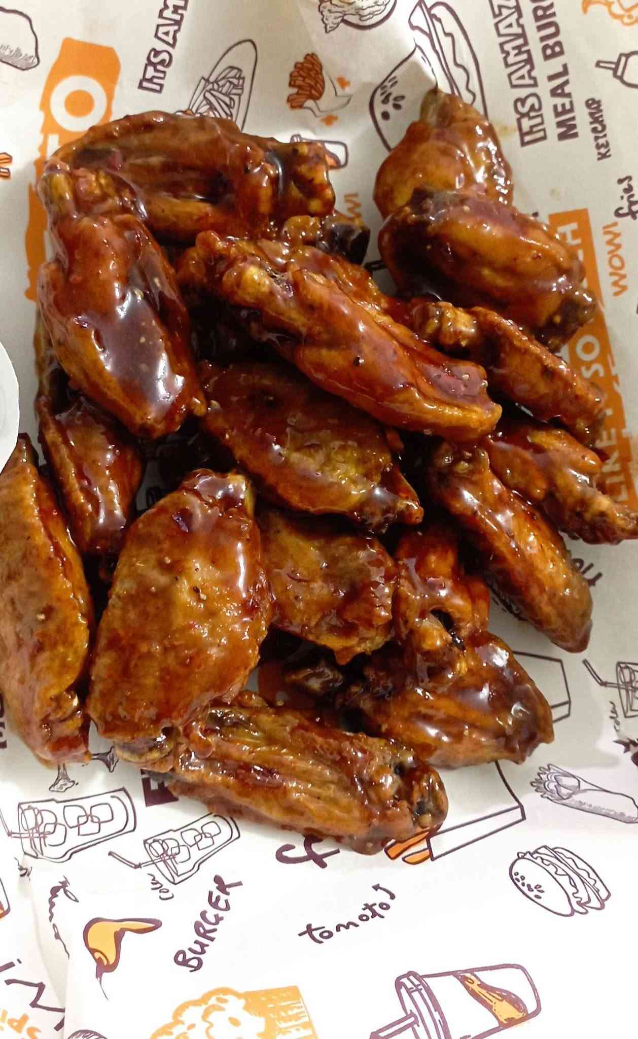🍗🔥 زاد أهلنه جابتلكم نكهة تكساس للحلّة! 🇺🇸
لأن نحب نجيبلكم كل جديد ومميز، حضّرنالكم تشكيلة أجنحة دجاج بطعم غير شكل 😍
🍗 أجنحة مشوية ومتبلّة بتتبيلة خاصة، بطعم غني ولذيذ يخليكم تطلبوها مرة ومرتين!
🔥 أجنحة دجاج مقلية ومقرمشة بصوص البافلو، قرمشة من برّه وطعم حار ولذيذ من جوّه، ويّاها صوص خاص للتغميس يزيدها متعة! 🤤
🌶️ نكهة تكساس وصلت للحلّة، وتجربة جديدة ومختلفة وفرناها إلكم بمطبخ زاد أهلنه!
يلا جرّبوها، وخلّونا نسمع آراءكم… لأن رأيكم يهمّنا وأهلنه يستاهلون كل جديد ❤️
مطبخ زاد أهلنه — الطعم الأصيل والنكهة المختلفة!

يوجد توصيل  داخل الحمزه والهاشميه

