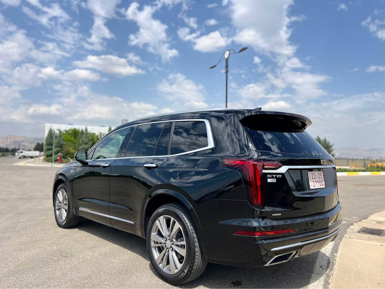‎🚘 للبيع – Cadillac XT6 موديل 2023 – اللون الأسود الفاخر

‎💰 ( فحص مؤقت ) بدون رقم 

⸻
‎⚙️ المواصفات الفنية:
‎ • المحرك: 3.6 لتر V6 بقوة 310 حصان
‎ • ناقل الحركة: أوتوماتيك 9 سرعات سلس وسريع الاستجابة
‎ • نظام الدفع: دفع رباعي (AWD) – ثبات ممتاز على الطرق
‎ • الوقود: بنزين
‎ • عدد الكيلومترات: [أدخل الرقم هنا]
‎ • التسارع: من 0 إلى 100 كم/س في 6.9 ثانية
‎ • استهلاك الوقود: حوالي 9.4 لتر لكل 100 كم (قيادة مختلطة)
ماشی ٨٧ الف مایل

⸻
‎🎯 المزايا الداخلية:
‎ • مقاعد جلد طبيعية فاخرة – 3 صفوف تتسع لـ 7 ركاب
‎ • مقاعد أمامية كهربائية مع خاصية التدفئة والتبريد
‎ • مقاعد الصف الثاني قابلة للطي والإنزلاق بسهولة
‎ • نظام صوت Bose فاخر بـ 14 سماعة لتجربة صوتية راقية
‎ • شاشة لمس وسطية 8 إنش + دعم Apple CarPlay و Android Auto
‎ • تحكم بالمناخ ثلاثي المناطق لكل صف تحكم مستقل
‎ • سقف بانوراما واسع يمنح إحساس بالرحابة
‎ • شحن لاسلكي للهاتف + منافذ USB أمامية وخلفية
‎ • إضاءة داخلية محيطية متعددة الألوان
⸻

‎🛡 أنظمة الأمان المتقدمة:
‎ • 7 وسائد هوائية موزعة داخل السيارة
‎ • نظام الفرملة التلقائية في حالات الطوارئ
‎ • تحذير مغادرة المسار + المساعدة في البقاء ضمن المسار
‎ • كاميرا رؤية شاملة 360 درجة
‎ • مثبت سرعة متكيف بالرادار
‎ • نظام كشف المشاة والتنبيه قبل الاصطدام الأمامي
‎ • حساسات أمامية وخلفية لركن أسهل

⸻

‎🌟 المزايا الخارجية:
‎ • لون أسود لامع فاخر مع لمسات كروم
‎ • جنوط ألمنيوم 20 إنش تصميم رياضي أنيق
‎ • باب خلفي كهربائي بفتح آلي (Hands-Free)
‎ • مرايا جانبية كهربائية قابلة للطي مع تدفئة
‎ • زجاج خلفي مظلل للخصوصية
‎ • أضواء أمامية وخلفية LED بالكامل

⸻

‎📩 للتواصل والاستفسار:*********** أربيل, العراق
