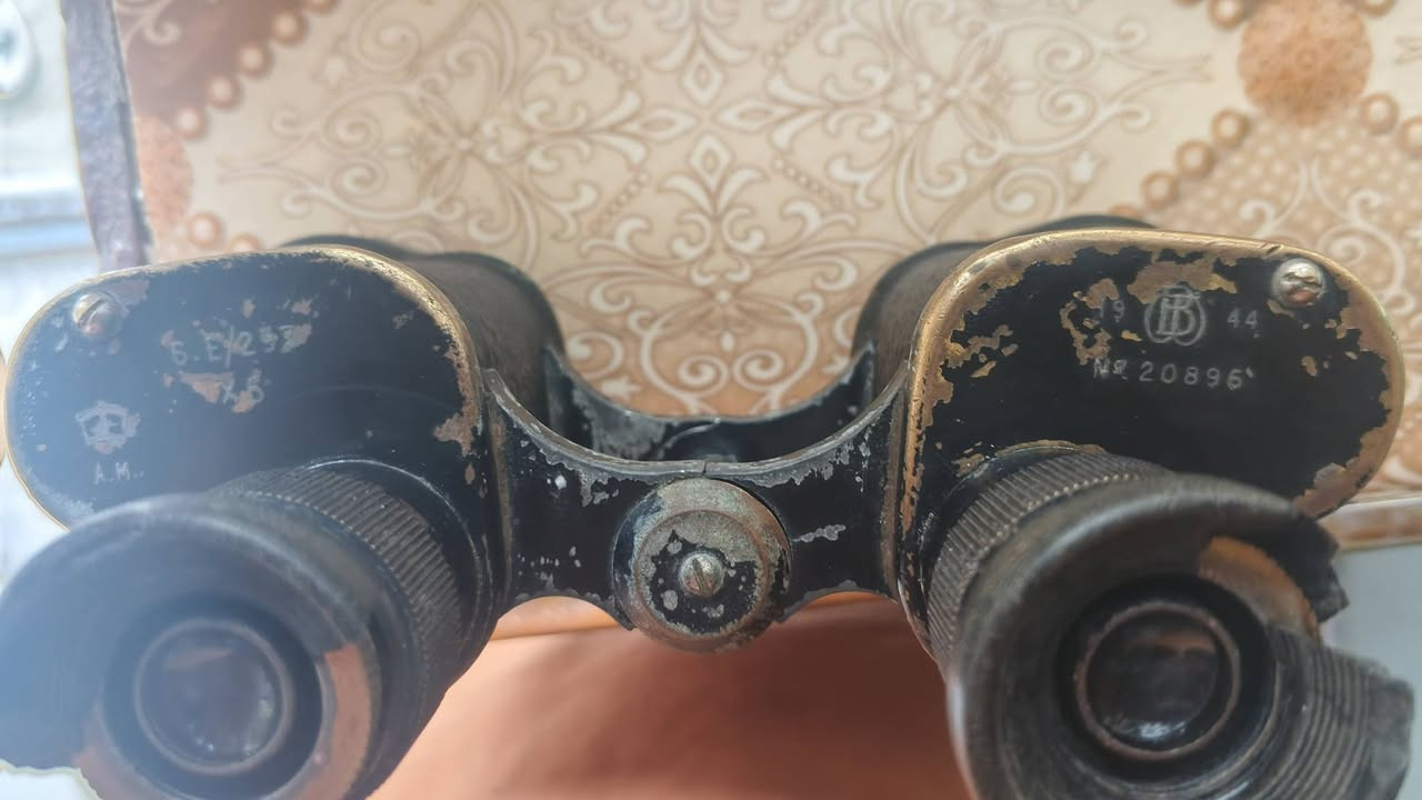 (للبيع: ناظور عسكري بريطاني أصلي - أنتيك من الحرب العالمية الثانية)***********
