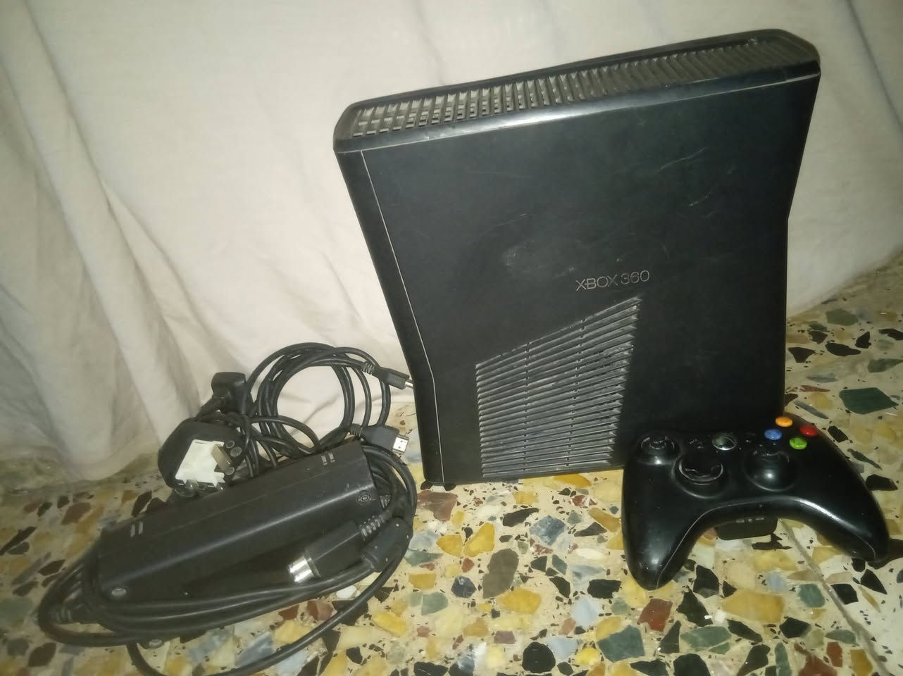 اكس بوكس 360 للبيع
الجهاز نضيف وما مستخدم هواي
 موجود بي أكثر من 22لعبه
سبب البيع ماعندي وقت اله
سعره 120 وبي مجال بعد
رقم ***********

