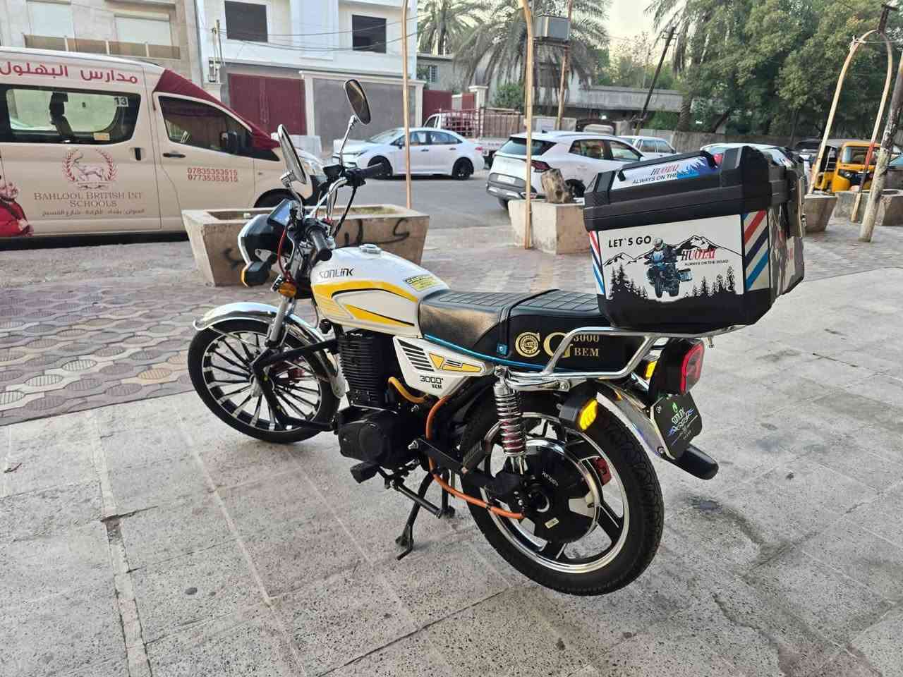 🔥🏍️ للبيع دراجة ايرني شحن SONLINK موديل 2025 – بحالة ممتازة جداً 🔥
إذا تريد دراجة اقتصادية، قوية، عملية، وتوفر عليك مصاريف البنزين… هاي فرصتك 👌
SONLINK 2025 
تقطع تقريباً 100 كم بالشحنة الواحدة حسب الاستخدام والظروف 🔋 بطارية قوية ليثيوم فقط البطارية سعره مليون دينار 📊 شاشة رقمية حديثة  3 مودات قيادة 1ايكو 2 نورمل 3سبورت🛞 إطارات رياضية 🛑 فرامل دسك 📦 صندوق خلفي كبير ومناسب للتوصيل والشغل 💪 محرك قوي ومناسب للاستخدام اليومي والعمل ✨ شكل أنيق وفخم ومواصفات مميزة
📌 الشاصي: HMODS3A12SA604839 📌 رقم المركبة: SL202504839 📌 الموديل: 2025 📌 
💰 مناسبة جداً للتوصيل، المحلات، المطاعم، المشاريع، والاستخدام اليومي.
🔥 دراجة عملية وتوفر عليك البنزين والصيانة ومصاريف التشغيل!
📞 للاستفسار والسعر والتفاصيل: راسلني خاص 📍 البيع للجادين فقط
⚠️ ملاحظة: مدى 100 كم تقريباً بالشحنة الواحدة وقد يختلف حسب الحمولة، السرعة، وطريقة الاستخدام.
بل عافية علي تصير من نصيبة
***********
