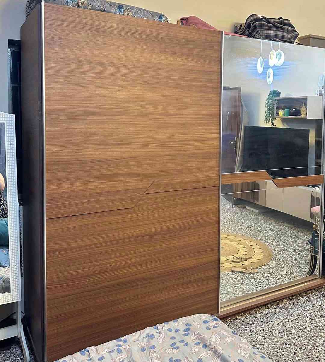 غرفة نوم نظيفه مابيها اي كسر لون جوزي 
العنوان بغداد الغزالية 

‭***********‬

الرقم 

‭***********‬ بغداد, العراق
