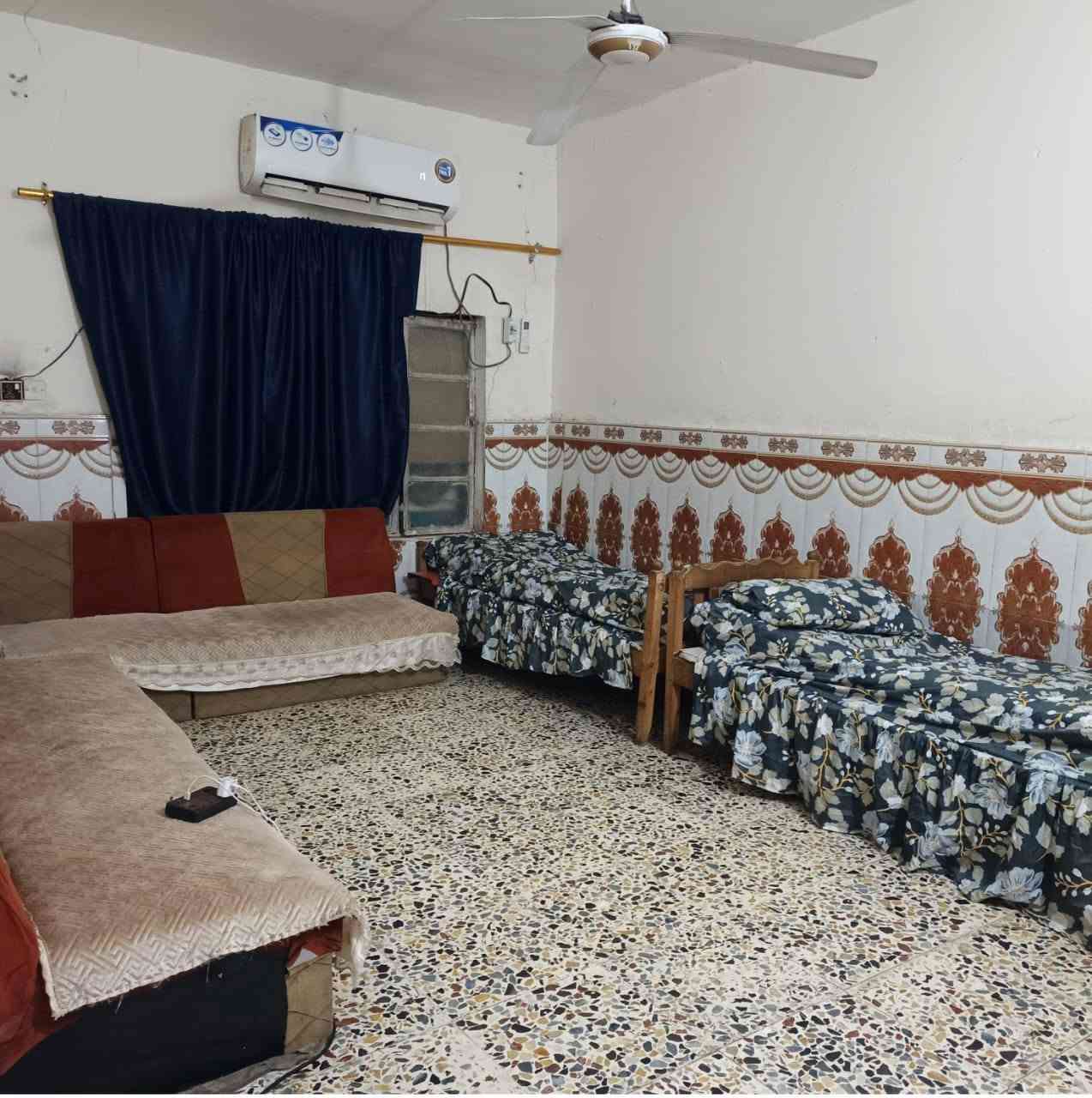 بيت للبيع عنوانه ناحيه الوحده(الحريه)مساحته 250متر يحتوي على غرفتين نوم وصاله واستقبال وترك داخلي وخارجي مابي اي ورقه سعر 55
للاستفسار ***********
