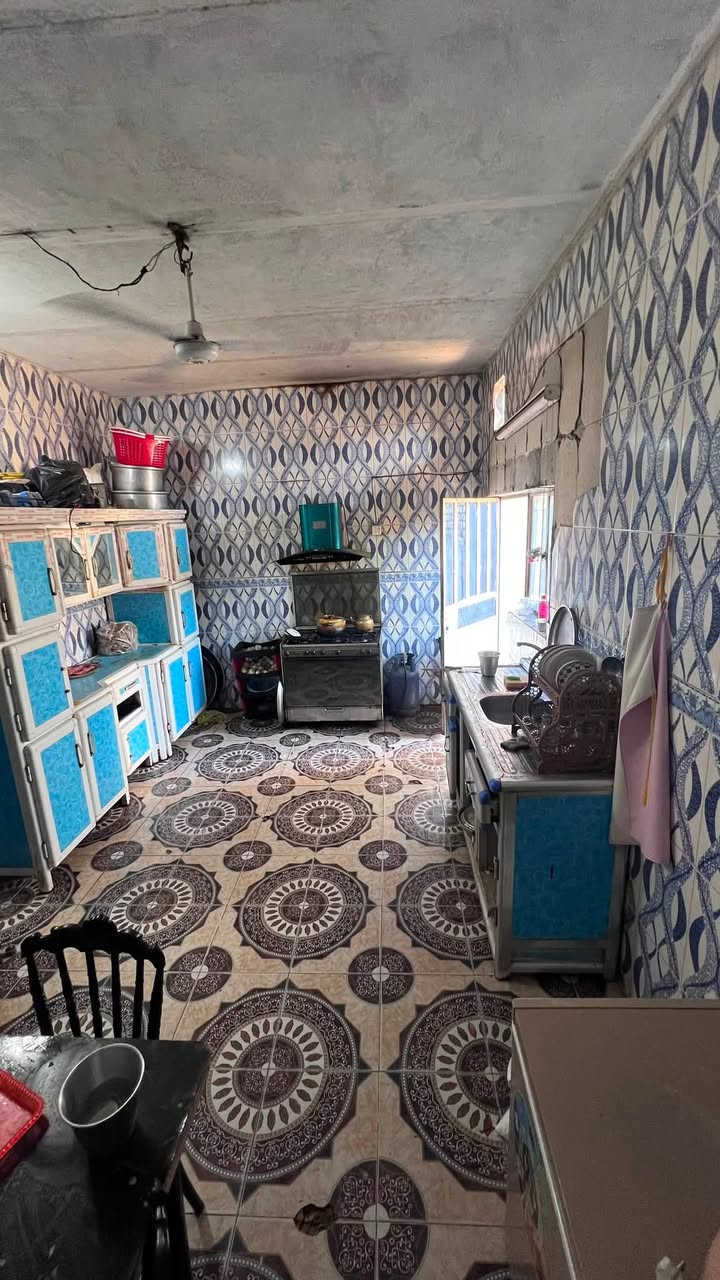 الدار للبيع طابوو 
العنوان 📍حي القاهره الثانيه 
المساحه 200متر طابقين
الطابق جوه غرفتين وصاله ومطبخ واستقبال
والطابق الثاني 3غرف وصاله ومطبخ 
للعلم الطابق ثاني بناء حديث الستفسار اتصال عل رقم 
***********
