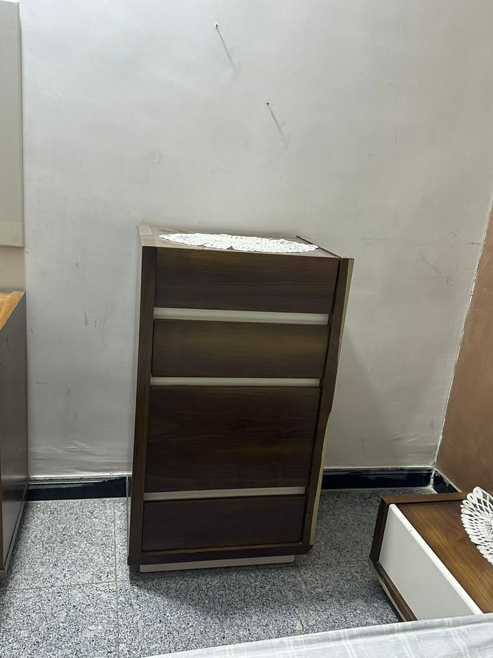 غرفة نوم تركيه من شركة العالميه نظيفة للبيع مكان بغداد چكوك
***********
