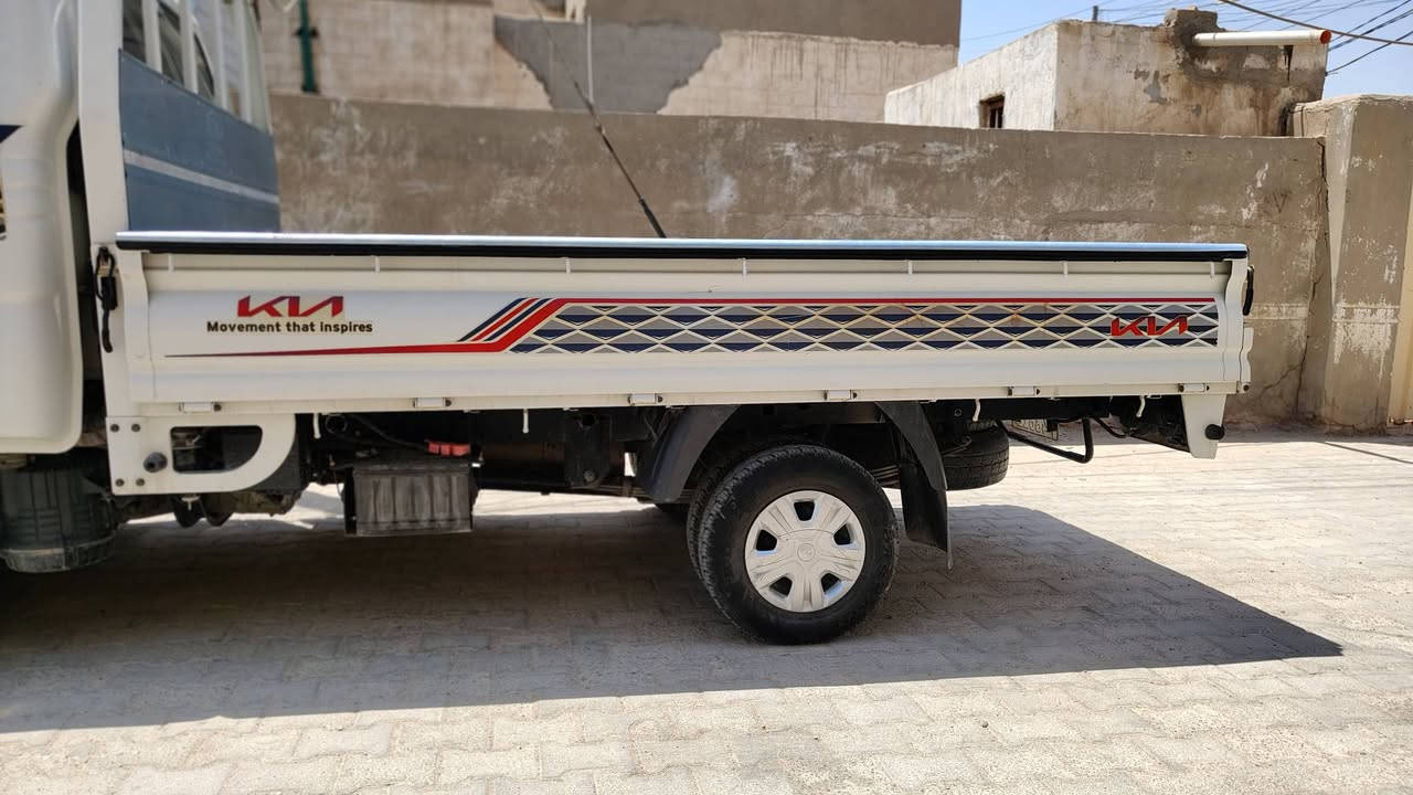 السلام عليكم كيا حمل موديل 21كفالة عامه رقم قادسيه انكليزي ماشيه اصل 100مكان ديوانيه سياره جديده معه الكلمه 2700محرك ***********

