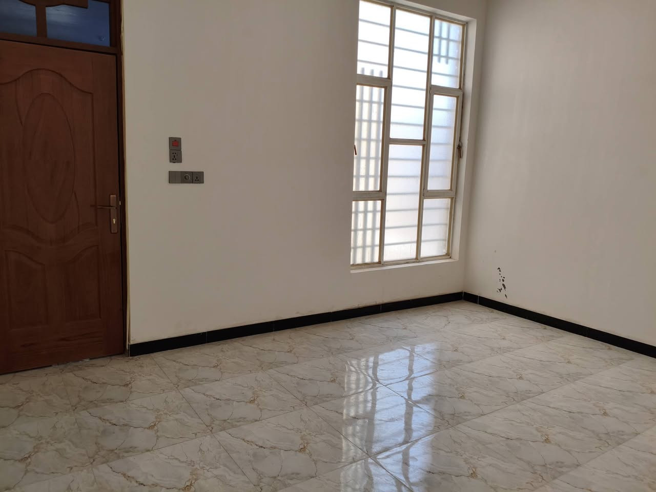 🏠 للبيع بيت سكني في موقع مميز جداً – الكوت

📍 الموقع: الكوت – حي الحوراء – شارع الكفاح – المربع الذهبي

📐 المساحة: 210 متر مربع
🏢 البناء: طابقين
🛏️ عدد الغرف: 6 غرف
🚿 الحمامات: حمام في كل طابق + تواليت خارجي
🌤️ المنور: عدد 2
🏗️ سنة البناء:
▪️ الطابق الأول: 2022
▪️ الطابق الثاني: 2024
💧⚡ الخدمات: متوفرة بالكامل

📞 للاستفسار ومعرفة التفاصيل أكثر:
***********
