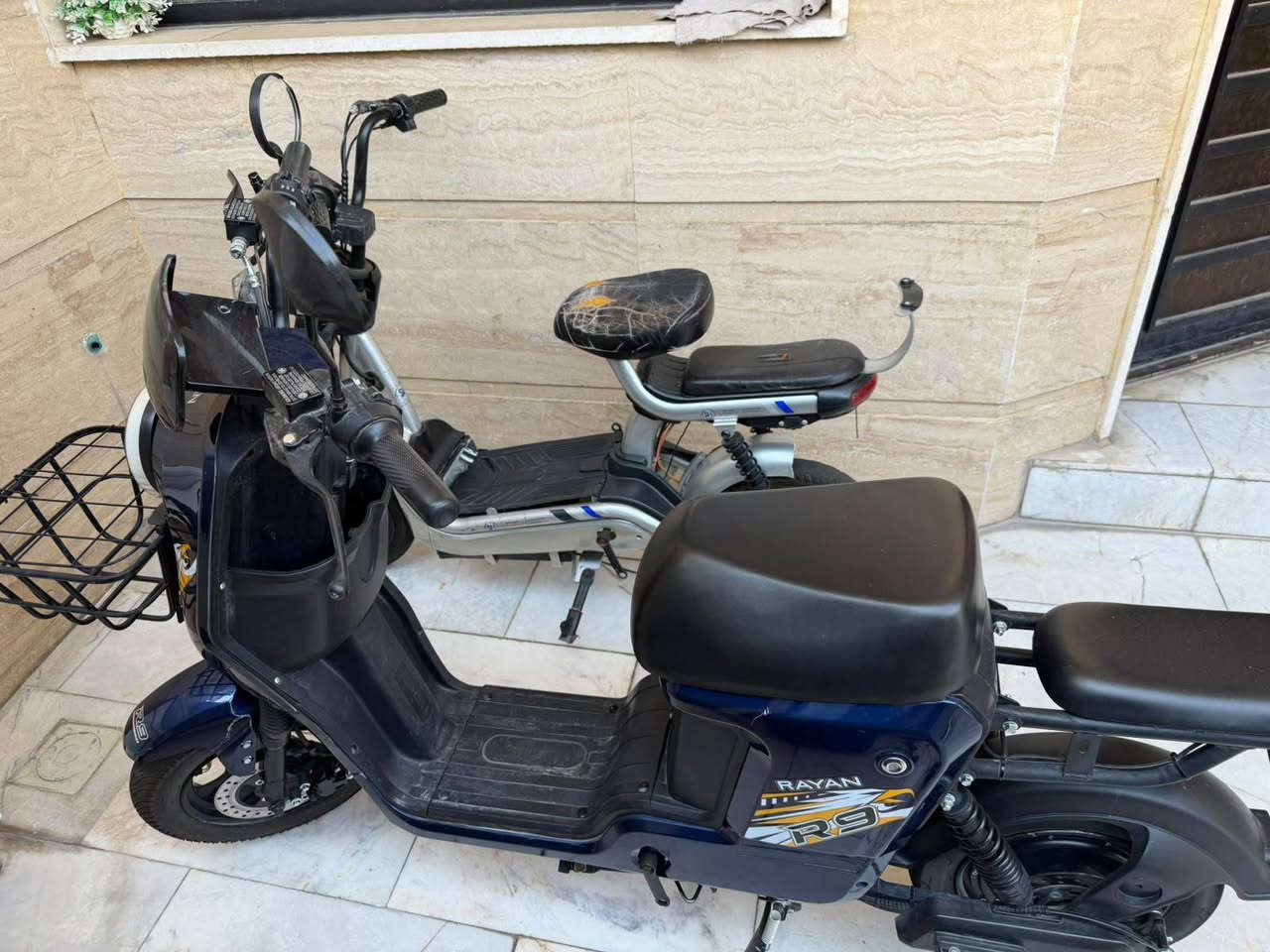 السلام عليكم شباب عندي هاي الدراجات للبيع الكبيره ما بيها بطاريات
والثانيه بيها بنجر تاير خلفي (مكاني بلديات) (***********)((((500))))سعر
