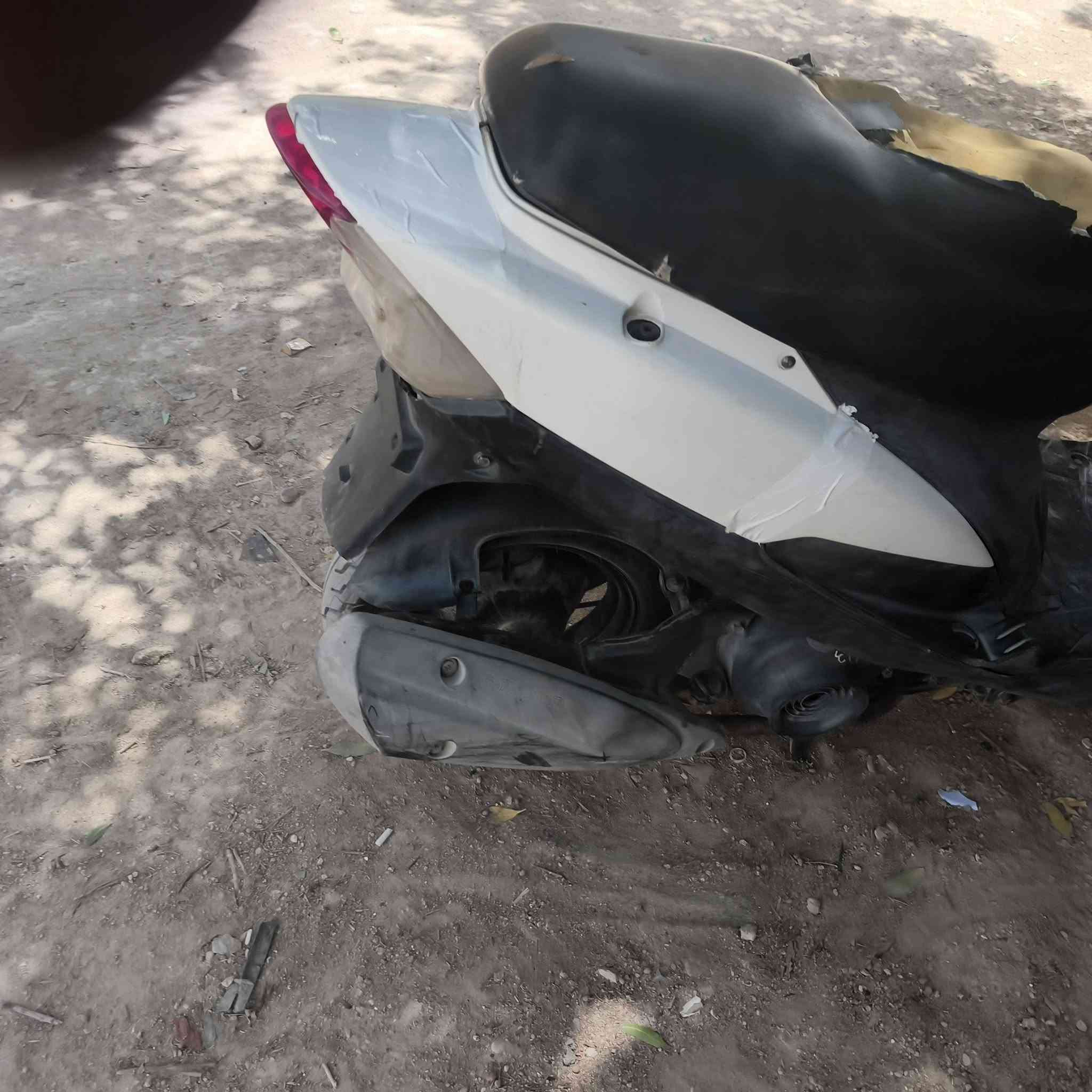 السلام عليكم دراجه للبيع ماكينتها مفتوحه 55 سلف جديد باتري الجديد دراجه نظيفه وحلوه مكان مكاني ناصريه سوق الشيوخ السعر 350 قفل اتصال على هذا الرقم*********** وياها كفرات حمر وياها كابريته اضافيه

