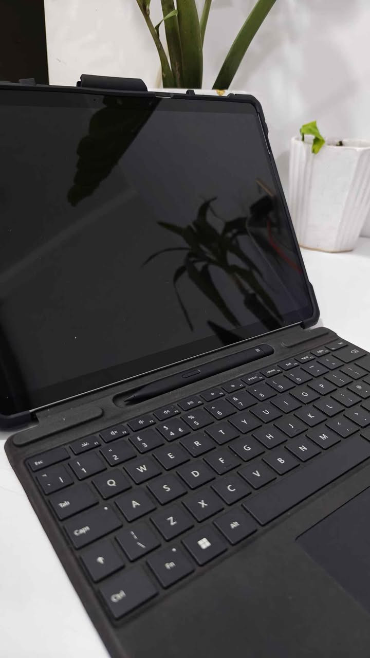 🌟 للبيع: أحدث جيل من سيرفس برو - Microsoft Surface Pro 11 (Copilot+ PC)

*اللون رصاصي
* المعالج: Qualcomm Snapdragon X Plus بـ 10 أنوية، مع وحدة NPU للذكاء الاصطناعي (أداء فائق وسرعة استجابة).
* الذاكرة (RAM): سعة 16GB LPDDR5x لأداء سلس في تعدد المهام.
* التخزين: 256GB SSD (فائق السرعة وقابل للإزالة/التطوير).
* الشاشة: شاشة لمس PixelSense Flow مقاس 13 بوصة، دقة 2.8K (2880x1920)، بمعدل تحديث 120Hz لتجربة بصرية فائقة السلاسة.
* البطارية: عمر بطارية استثنائي يصل إلى 14-15 ساعة من الاستخدام المتواصل.
* الكاميرا: كاميرا أمامية بدقة 1440p (Quad HD) وكاميرا خلفية 10MP تدعم تصوير 4K.
* الاتصال: يدعم أحدث تقنيات Wi-Fi 7 ومنفذي USB-C (USB4).
* نظام التشغيل: Windows 11 Pro الأصلي.
* خاصية Face-ID 
* الحالة : نظيف جدا بدون بوكس
* البطارية 🔋: مشحون 77 مرات

السعر : 
1- الجهاز فقط 1،300،000 مع حافظه UAG اصليه
2- مع كيبورد اصلي 1،450،000 مع حافظه UAG اصليه
3- مع كيبورد و قلم اصليات 1،525،000 مع حافظه UAG اصليه

* ضمان اسبوعين

للتواصل والاستفسار: ***********

https://t.me/epic_store2
------------------------------
ملاحظة للمشتري: الجهاز مثالي للمهندسين، المبرمجين، والطلاب، خاصة مع سهولة فكه وتطوير قرص التخزين فيه. بغداد, العراق
