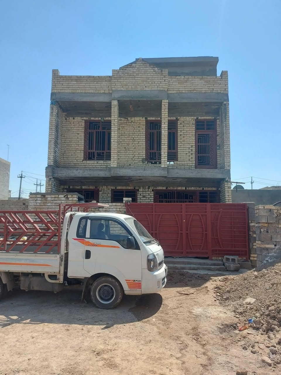 بيت لبيع مساحه ١٠٠مربع اربع غرف نوم بناء حديث نقص بس جام وارضيه موقع خلف معمل الببسي ***********
