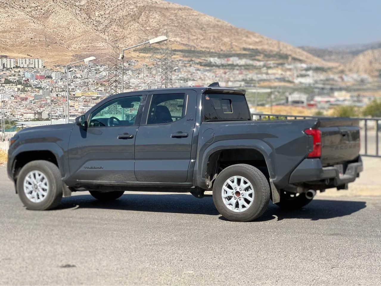 🔥 تويوتا تاكوما 2024 – الشكل الجديد بالكامل ( SR5 ) 🔥

للبيع بيك آب الأسطورة Toyota Tacoma 2024 الجيل الجديد، تصميم هجومي، قوة جبارة، وأداء لا يقهر على الجبال والطرق الوعرة.

أبرز المواصفات والمعلومات:
 المحرك: 2.4L Turbo i-FORCE يقدم عزم قوي جداً واقتصاد ممتاز بالبنزين

 نظام الدفع: 4x4 دفع رباعي مع أوضاع قيادة متعددة للمناطق الجبلية والطرق الصعبة

 الواجهة: شبك TOYOTA الرياضي مع إضاءات LED كاملة ومصابيح إنارة متطورة

 المقصورة: شاشة لمس حديثة، دعم Apple CarPlay & Android Auto، أنظمة أمان متطورة (Toyota Safety Sense 3.0)

لماذا تختار هذه السيارة؟
قوة تحمّل تويوتا المعروفة مع راحة وحداثة سيارات 2024، ممتازة جداً للاستخدام اليومي وللسفر والرحلات.

📍 الموقع: [ دهوك ]
💵 السعر: [31,000$]
📱 للمعاينة والاستفسار: الاتصال على [***********] دهوك, العراق
