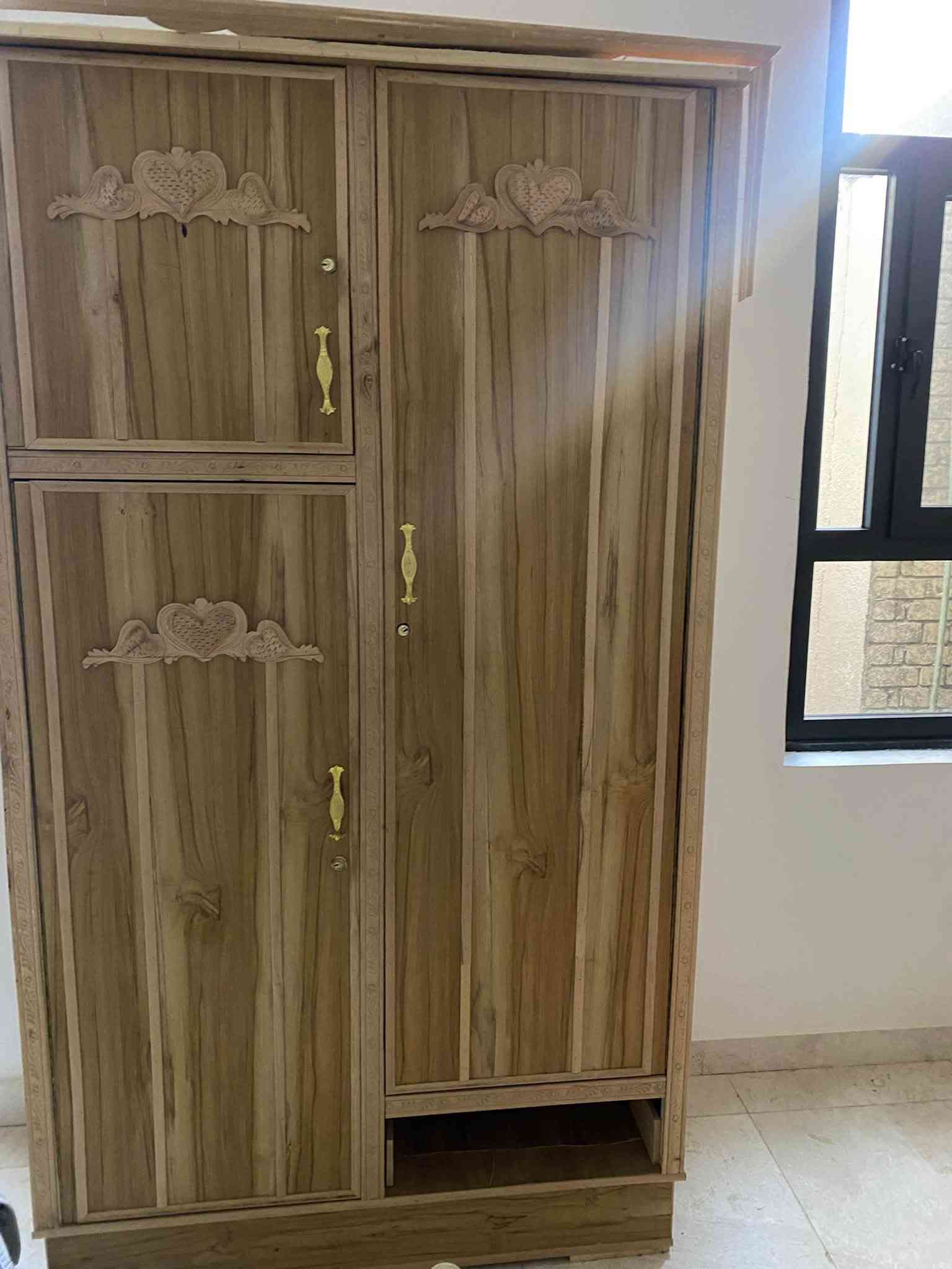 سلام عليكم غراض نضيفة للبيع كناتير ٢بابين وجرابي امهات نفر ٢ وفرن وثلاجة أبيعها كشر نضيفة بس ماطورها عاطل
