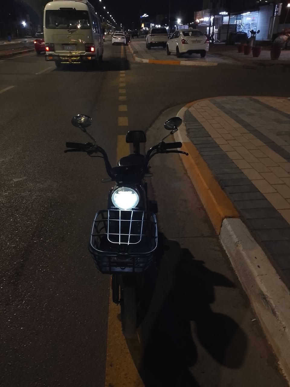 السلام عليكم حبايب عندي دراجه شحن حجم 14دراجه كلش ما بيها بس الستان طاك غيرها ماكووو دراجه موديل 2025 رايدهاا300 قفل والله جاي تنباع اختها 500 لون مميز رصاصي مائل البنفسجي يعني حلوو عنوان دوره ابو دشير رقم ***********
