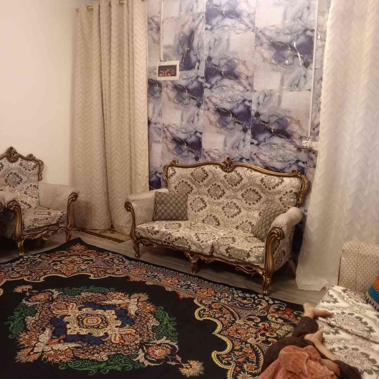 السلام عليكم بيت بحي الامين الاول قريب جدا للشارع العام مساحه ٣٠٠ متر واجهه ١٢ نزال ٢٥ يحتوي البيت على غرفه وصاله ومطبخ وصحيات وكراج سياره خدمات كامله البيت نقصه بس الارضيه للاستفسار اكثر ***********
