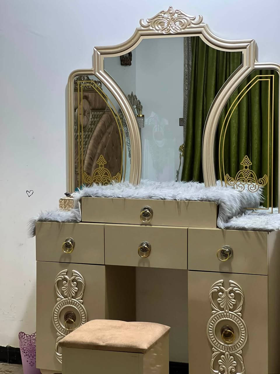 سلام عليكم غرفه تركي ٦ قطع للبيع مستعجل ع بيعته سعره مليون ونص وبيه مجال كلش تواصل واتس ع هذه رقم ***********
