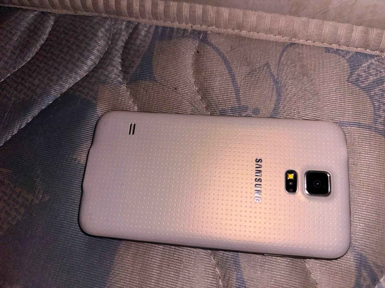 السلام عليكم اخوتي عندي جهاز جان مضموم لله شاهد شرط مكفول تجي تفحص باب بيتي يله تاخذ 
Samsunk S5 
صوت اتصال تكنيك كامره شرط الكفاله قيم بليرضي لله واخذه مكاني بغداد العامريه رقمي 
‏***********
