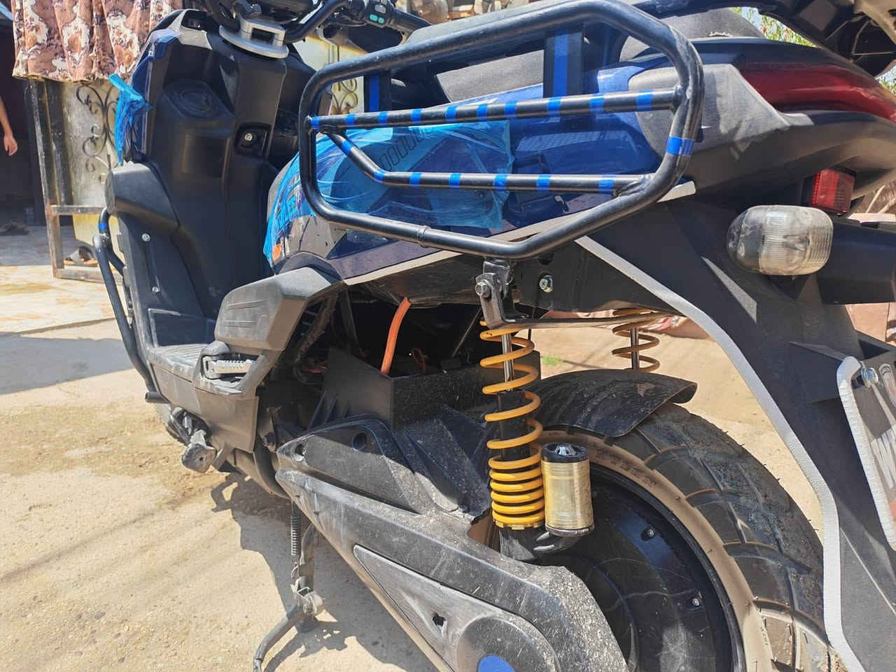اباجي فول الفول الفول وعل فحص ملف 300 6 بطريات مصطره وعل فحص حيل سريع وقوي زلغ مابي هواي بي موصفات يرجع بك يمشيك بل شحنه الوحده 80 كيلو وكثر 3 سرعات السرعخه مالته 100 كامل مكمل جاهز من كلشي ومكفول من كلشي السعر 900 وبي مجال جماعت 800 مابيع لله يرحم ولديكم وكلكم عله راسي المكان ابو غريب خرنابات هذ رقمي *********** البطريه الوحده38 امبير ولله اجيت بي من الحبانيه لبو غريب خير من لله
