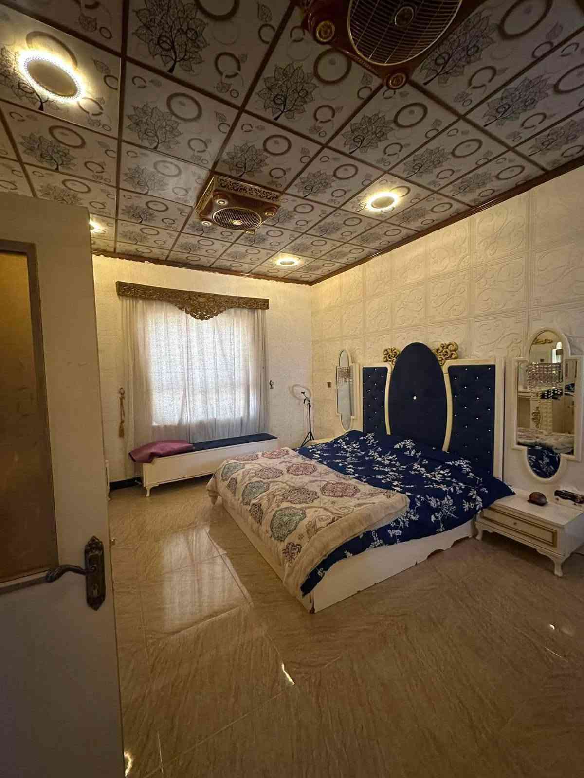 بسم الله وعلى بركت الله بيت للبيع المساحه 200بناء حديث البيت طالو قاطين بسم صاحبه بناء درجه اولى البيت بي 4 غرف نوم زاد صحيات مع مطابخ فوك وجوه الموقع الأسره والمفقودين قرب مول ماشاء الله الاستفسار على رقم أو خاص***********
