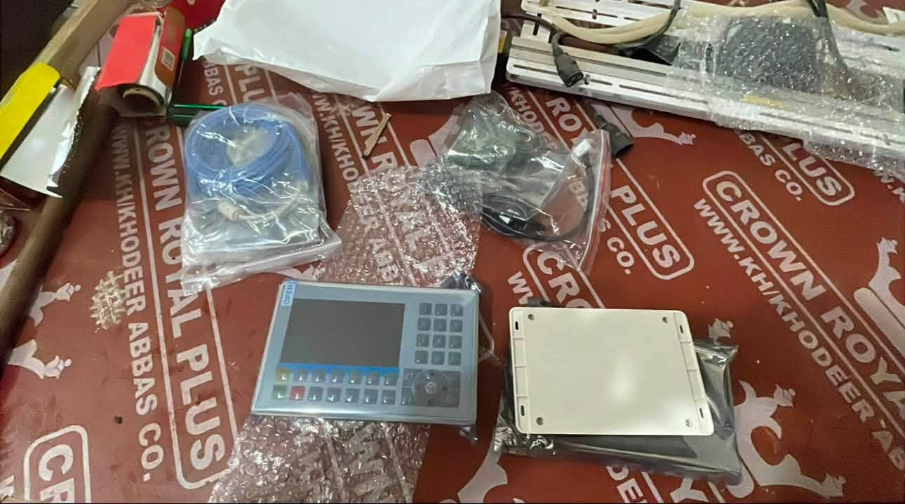 سم الله والصلاه والسلام على سيدنا محمد 
مكينة ليزر co2 مع چلر تبريد 5200 آخر إصدار ،قياس ١٣٠*٩٠ سم ١٢٠ واط حقيقي باور سبلاي و تيوب التيوب مستخدم منه ١٠٠ ساعة تقريبآ من اصل ٧٥٠٠ ساعة نظام RD حديث آخر اصدار 
المكينة تمتاز بدقة سمك القطع 0.03 ملم 
حساس چلر ، حساس تصفير بي وضعيتين مساطر و خلية نحل تخم مرايات وعدسة اصلية ٢٥ ملم 
المكينة تصنيع داخلي أنطي ضمان صيانة و قطع غيار 
لمدة ٦ اشهر شغلها ودقتها مثل ما موضح بالصور 
مع ساحبة تركية ١.٨ أمبير
السعر ٢٥ ورقة قفل 
تجي تشوفها وانصبها الك واعلمك عليها إذا ما عجبتك أرجعها وياي وتاخذها من قلب طيب وبالعافية ع ياخذها
للاستفسار ***********
او المراسلة ع خاص
