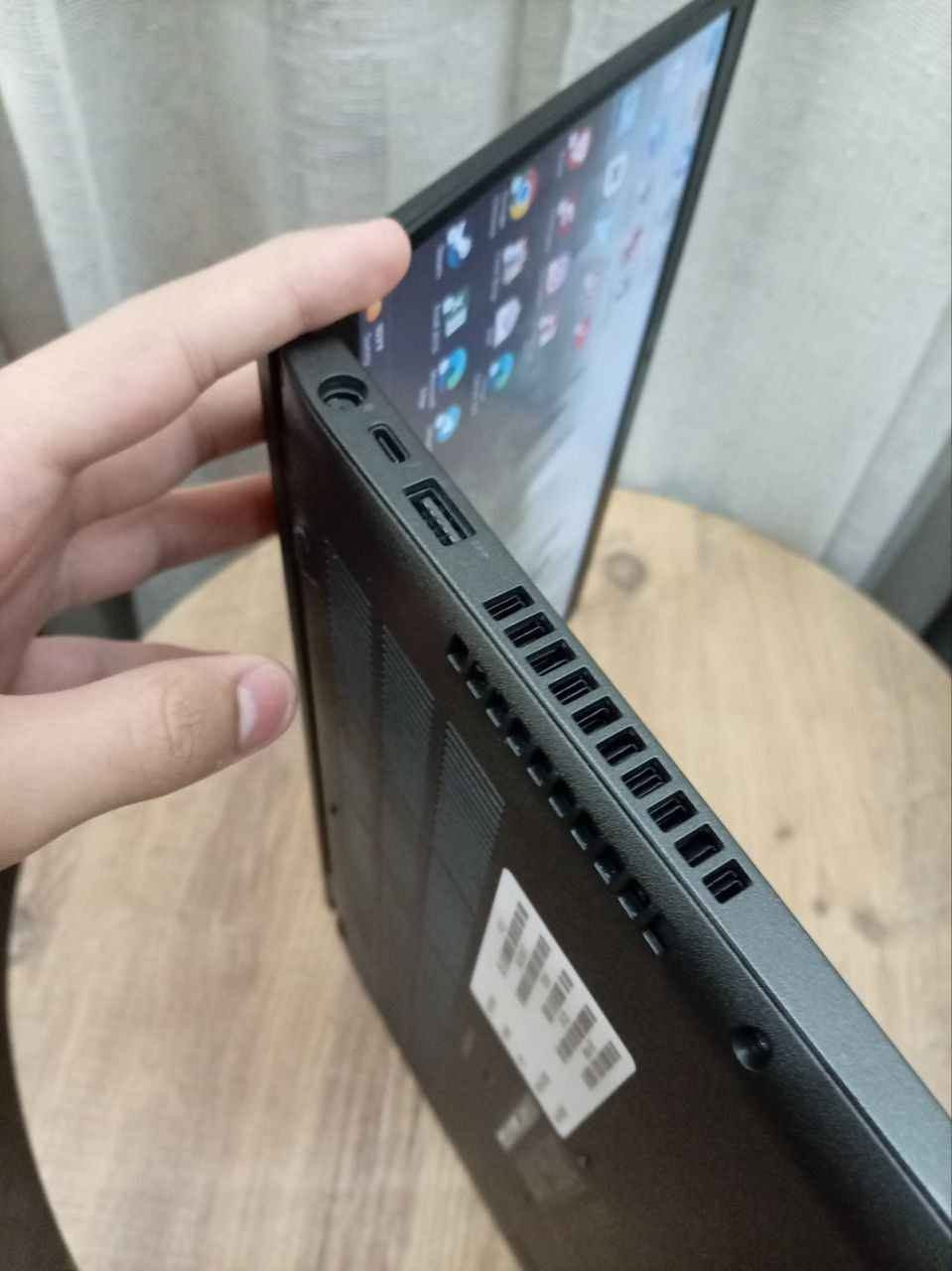 لسلام عليكم
لابتوب لمس سلم مكتبي من DELL
المواصفات/
intel core i7 8 gen 
14 inch touch screen fullHD
ram 8gb DDR4
SSD M.2 256gb Toshiba 

وياه جنطة و شاحنته الاصلية
مكاني بغداد و متوفر توصيل 
السعر ٣٥٠ الف فقط
الرقم *********** بغداد, العراق
